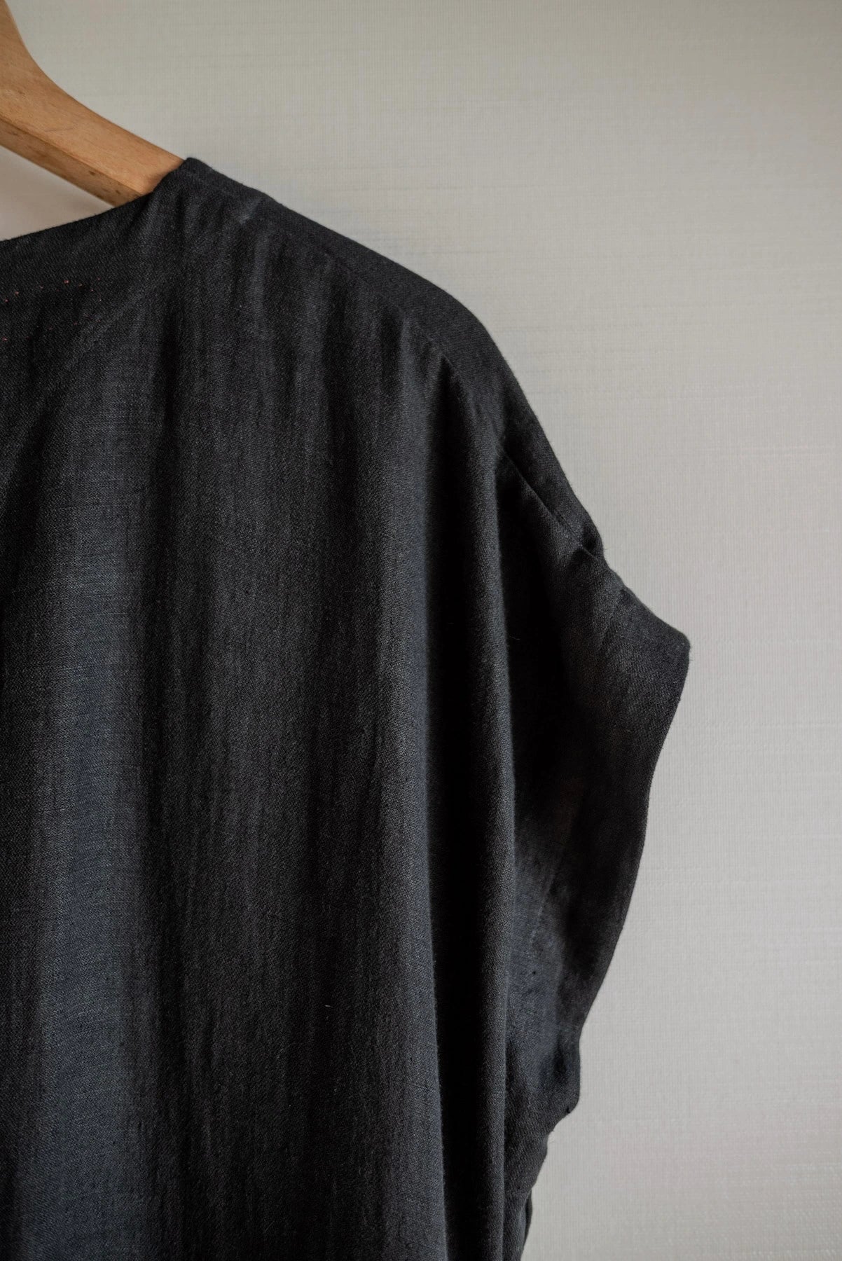 OIRA TSUTSUMU DRESS BLACK LINEN