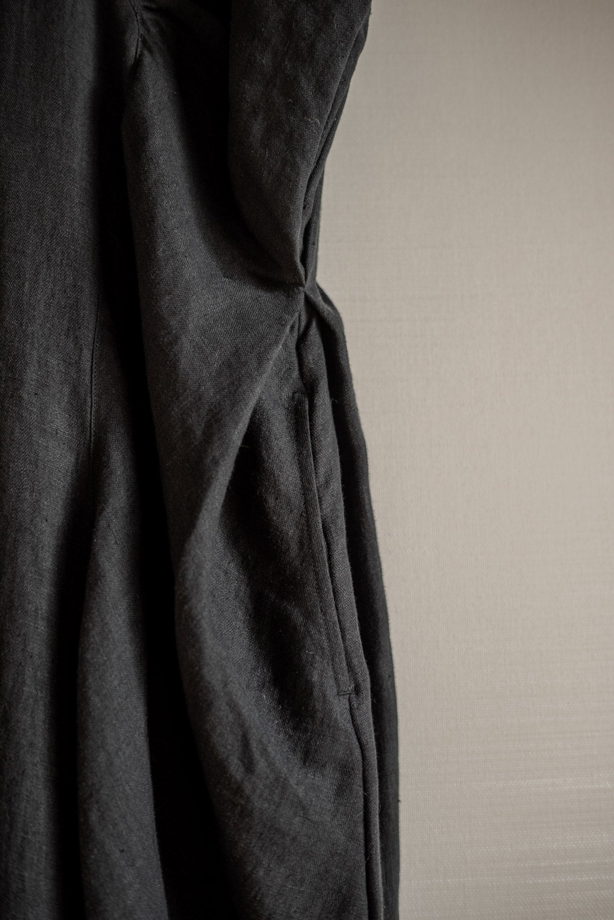 OIRA TSUTSUMU DRESS BLACK LINEN