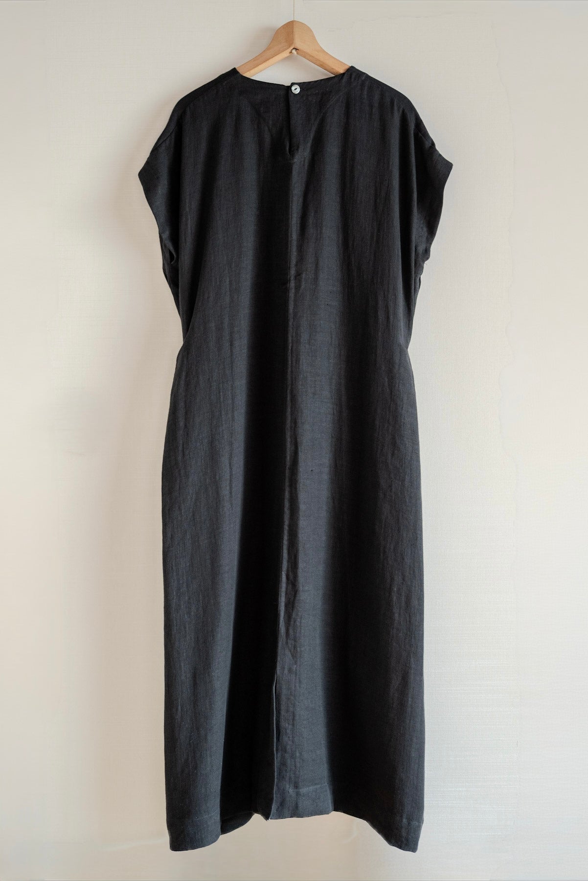 OIRA TSUTSUMU DRESS BLACK LINEN