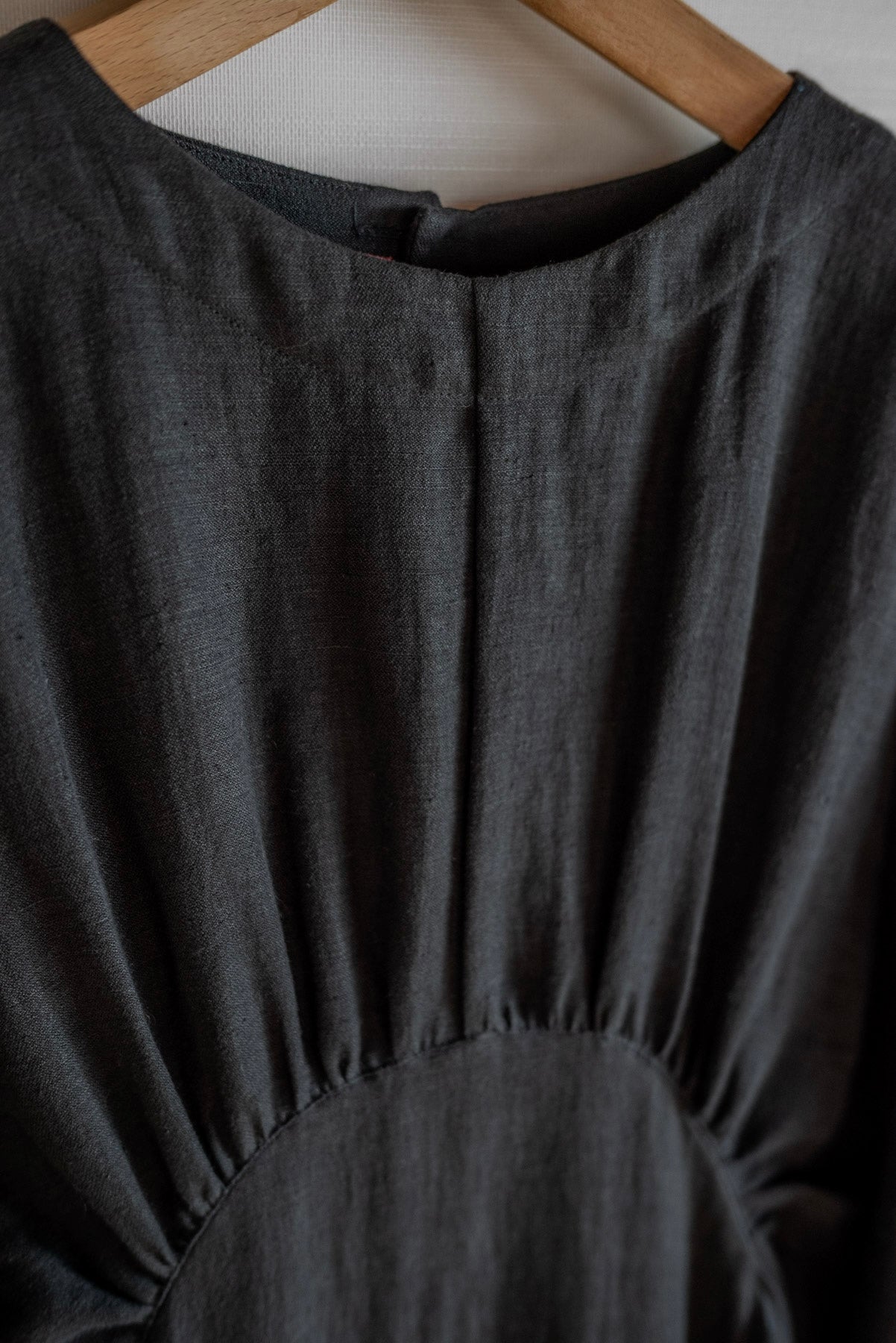 OIRA TSUTSUMU DRESS BLACK LINEN
