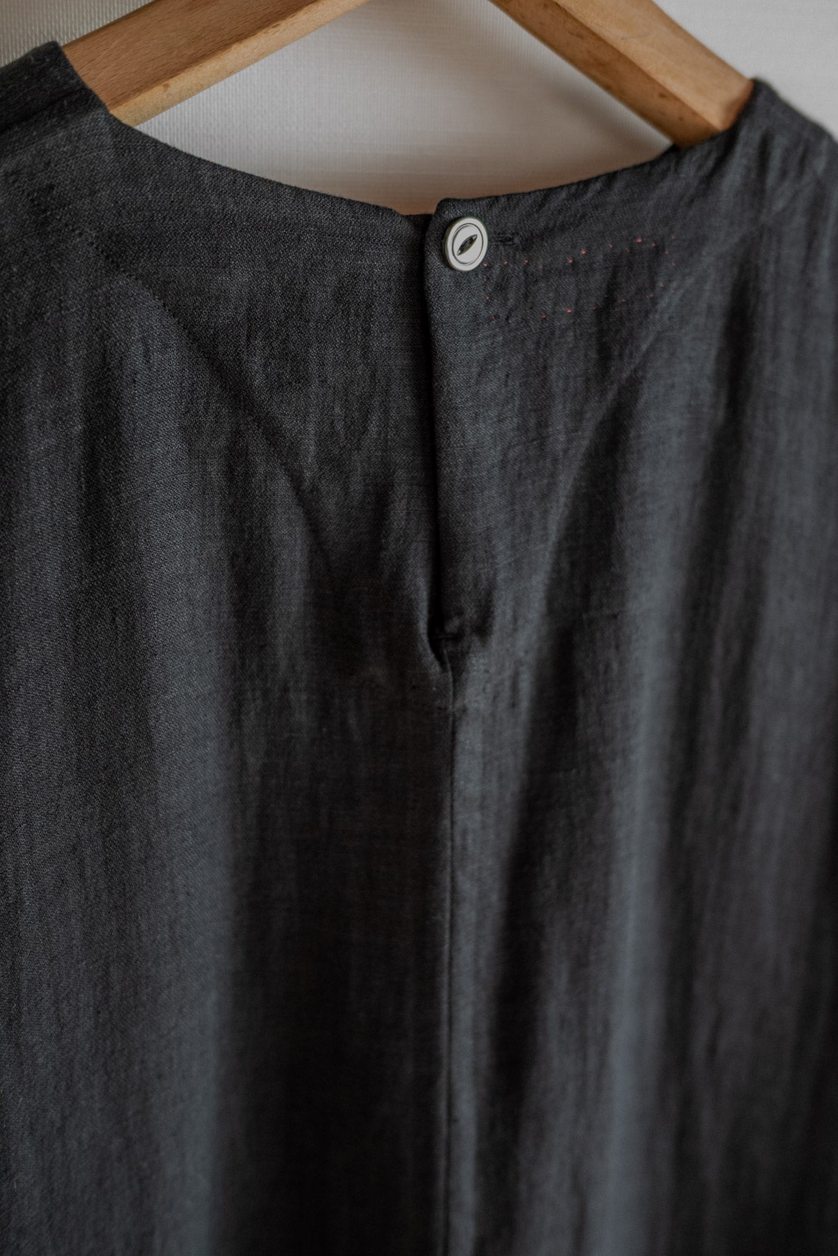 OIRA TSUTSUMU DRESS BLACK LINEN