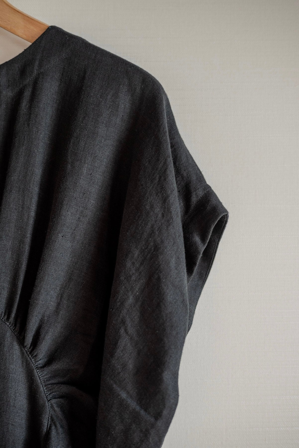OIRA TSUTSUMU DRESS BLACK LINEN