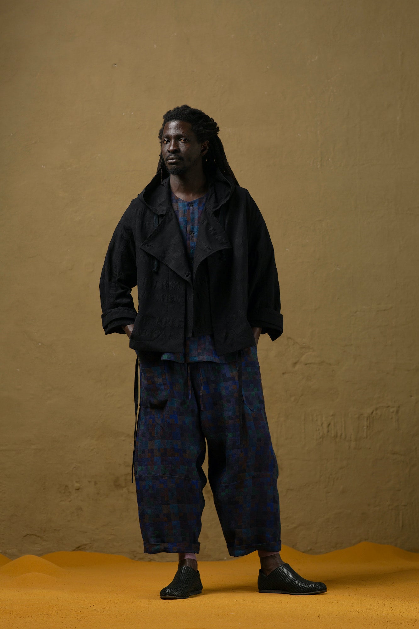 JAN-JAN VAN ESSCHE × PETROSOLAUM BABOUCHE TISSÉE À LA MAIN NOIR