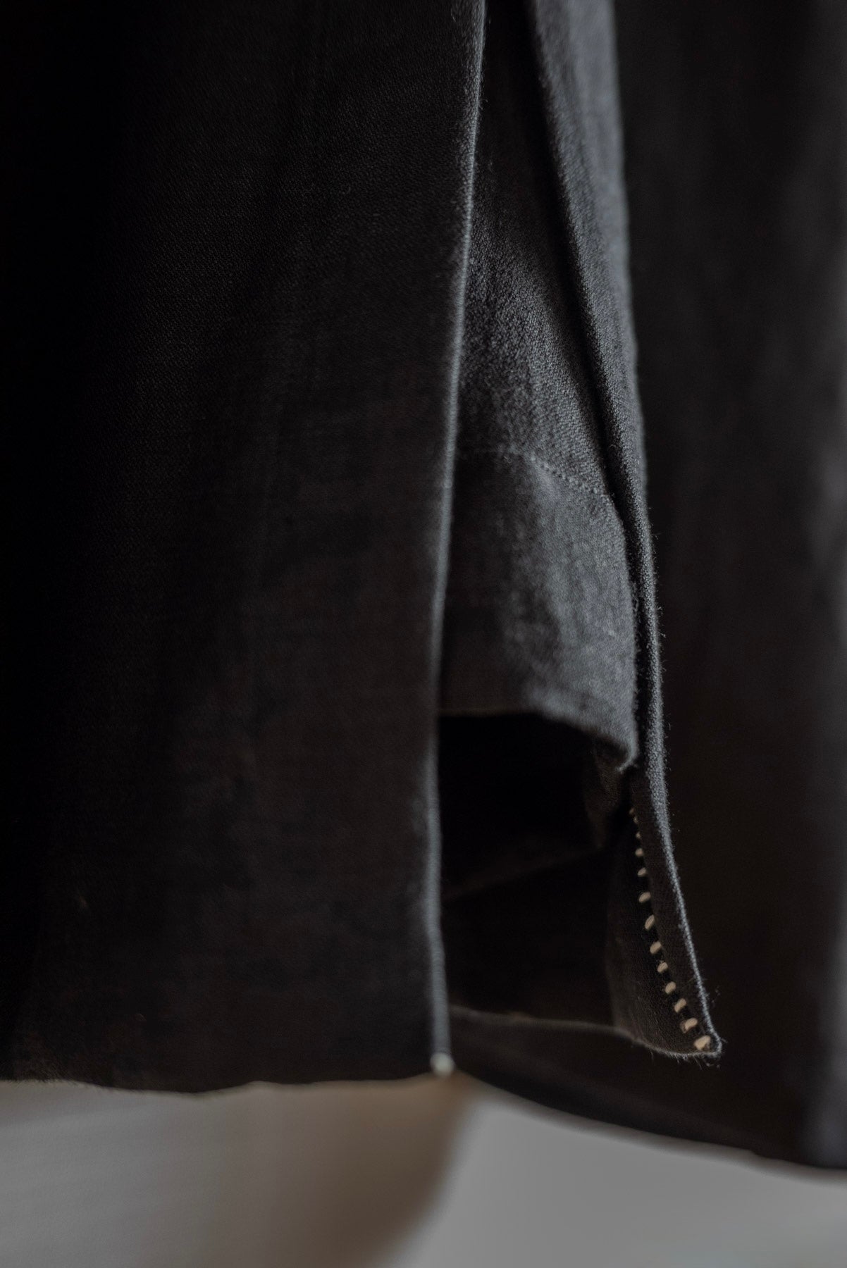 OIRA TSUTSUMU DRESS BLACK LINEN