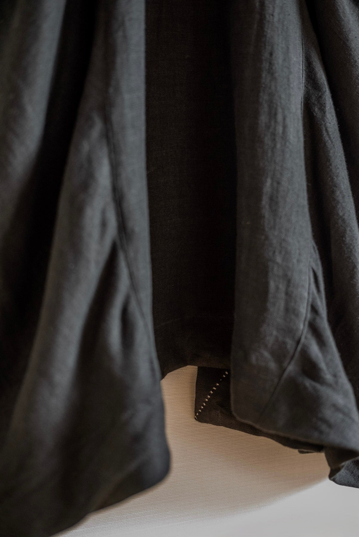 OIRA TSUTSUMU DRESS BLACK LINEN