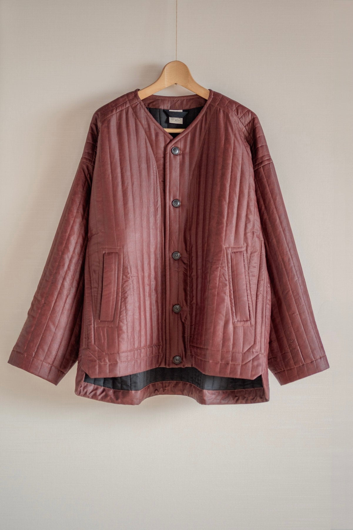 JAN-JAN VAN ESSCHE COLLARLESS PADDED JACKET SHULIANG SILK PADDED OXBLOOD