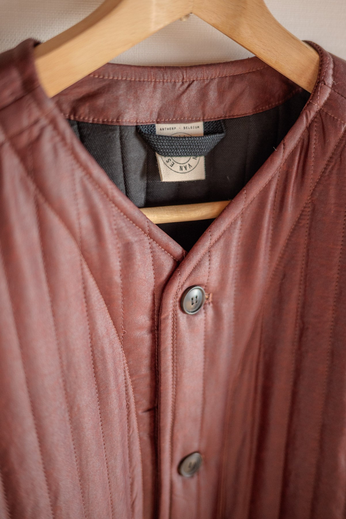 JAN-JAN VAN ESSCHE COLLARLESS PADDED JACKET SHULIANG SILK PADDED OXBLOOD