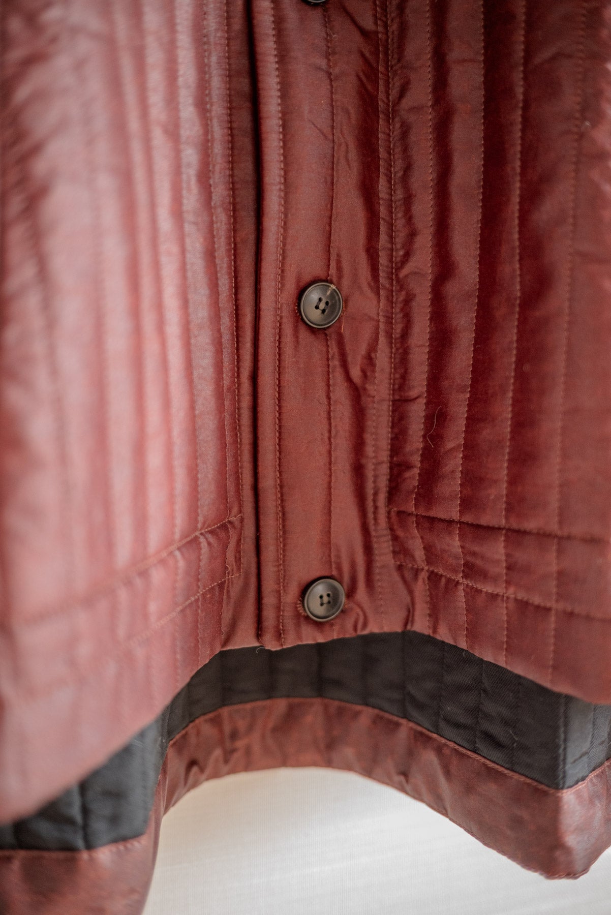 JAN-JAN VAN ESSCHE COLLARLESS PADDED JACKET SHULIANG SILK PADDED OXBLOOD