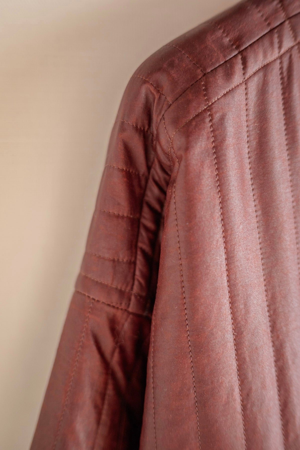 JAN-JAN VAN ESSCHE COLLARLESS PADDED JACKET SHULIANG SILK PADDED OXBLOOD