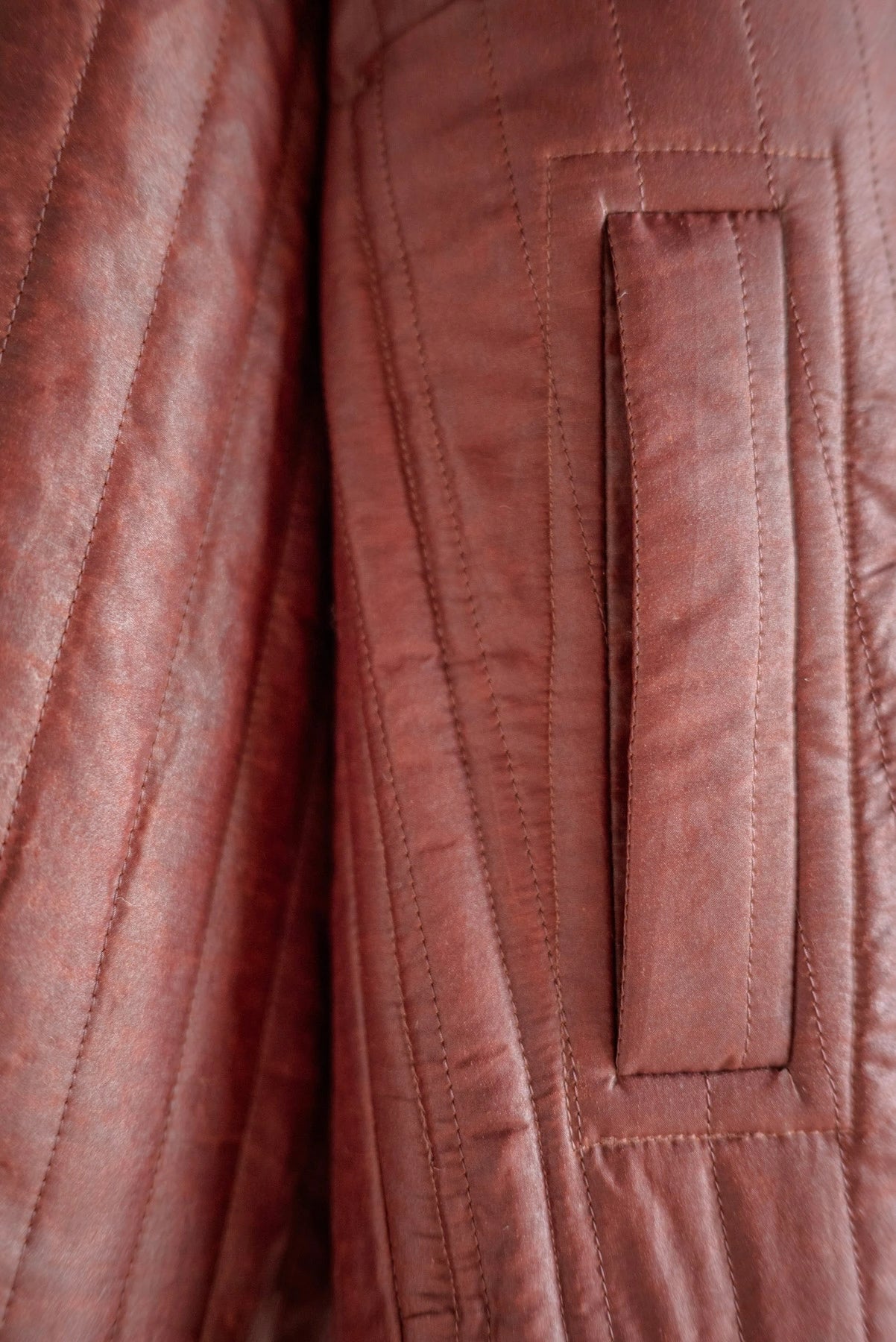 JAN-JAN VAN ESSCHE COLLARLESS PADDED JACKET SHULIANG SILK PADDED OXBLOOD