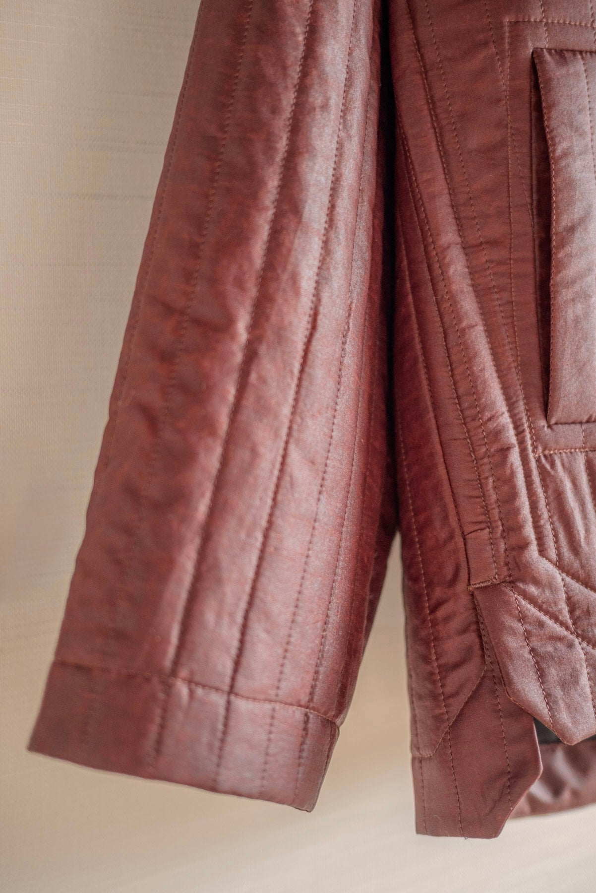 JAN-JAN VAN ESSCHE COLLARLESS PADDED JACKET SHULIANG SILK PADDED OXBLOOD