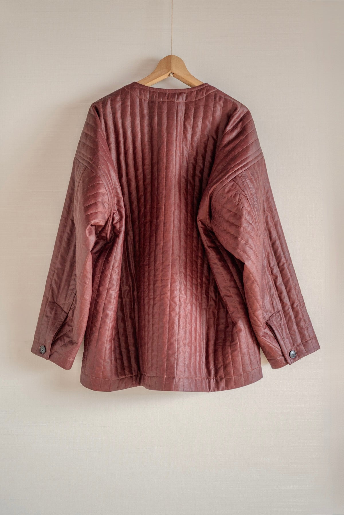 JAN-JAN VAN ESSCHE COLLARLESS PADDED JACKET SHULIANG SILK PADDED OXBLOOD