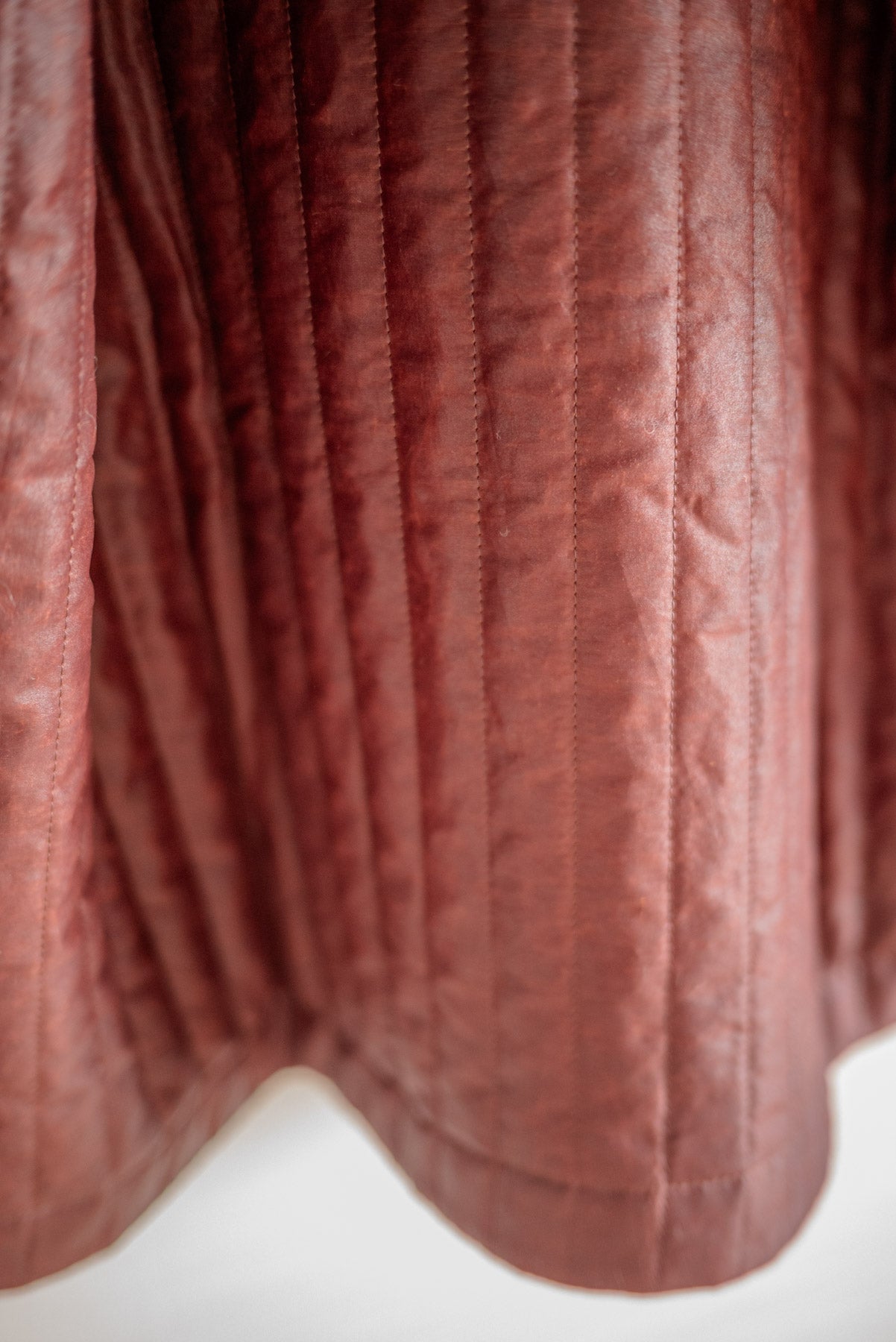 JAN-JAN VAN ESSCHE COLLARLESS PADDED JACKET SHULIANG SILK PADDED OXBLOOD