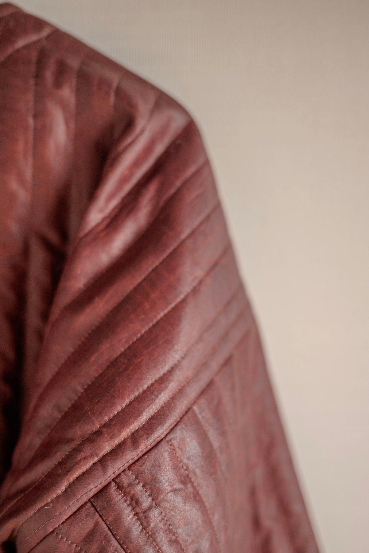 JAN-JAN VAN ESSCHE COLLARLESS PADDED JACKET SHULIANG SILK PADDED OXBLOOD