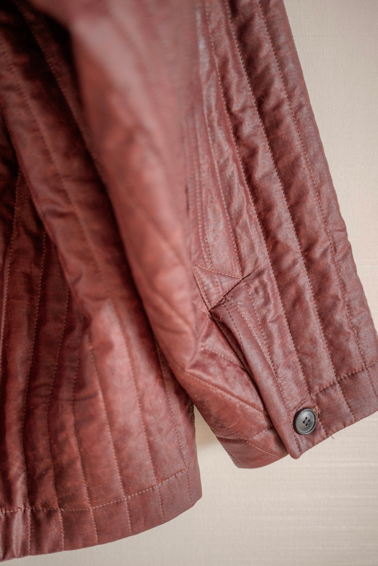 JAN-JAN VAN ESSCHE COLLARLESS PADDED JACKET SHULIANG SILK PADDED OXBLOOD