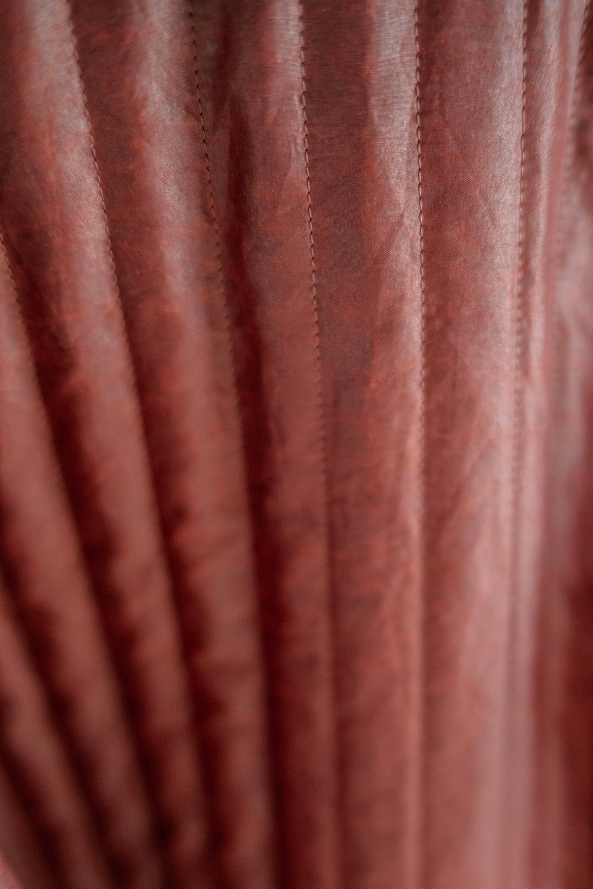 JAN-JAN VAN ESSCHE COLLARLESS PADDED JACKET SHULIANG SILK PADDED OXBLOOD