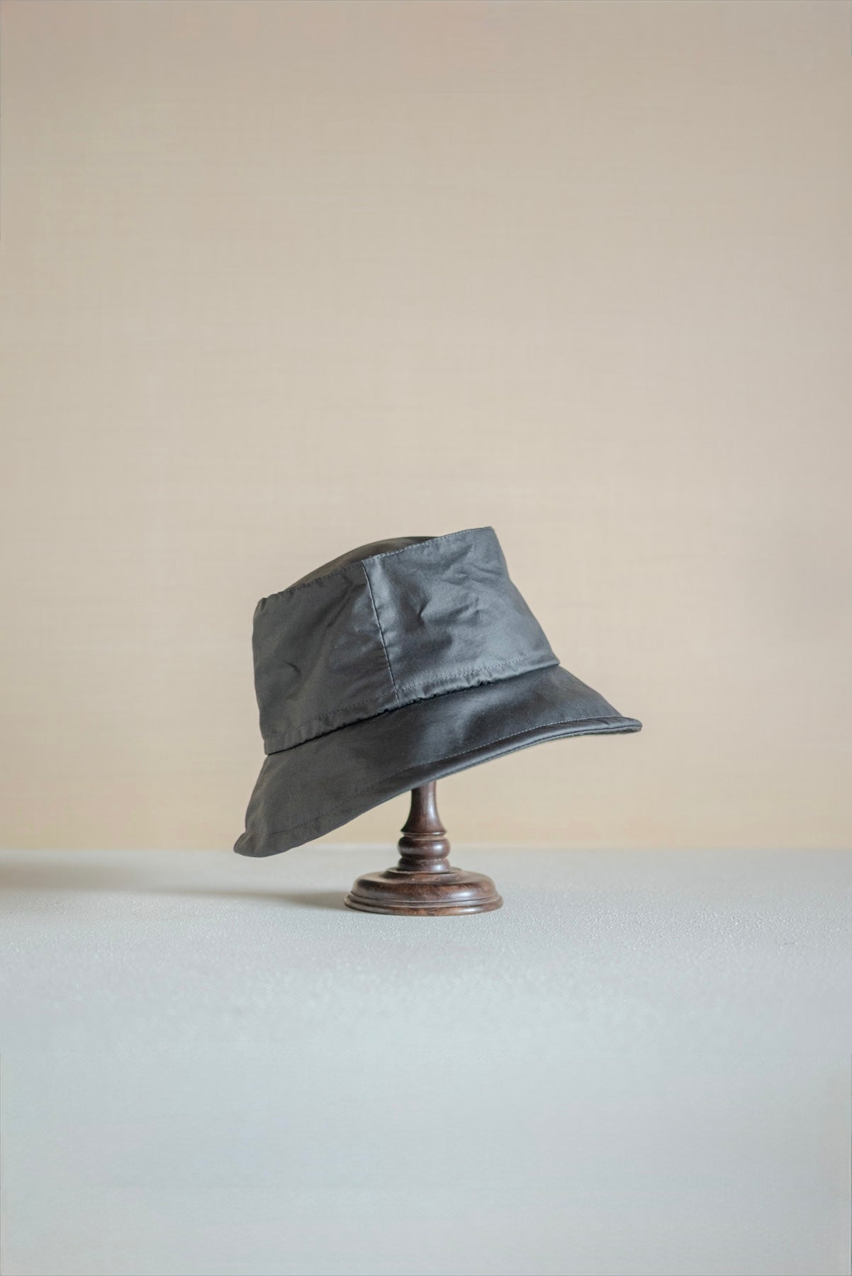JAN-JAN VAN ESSCHE OVERSIZED BUCKET HAT COATED COTTON RIBSTOP OFF BLACK
