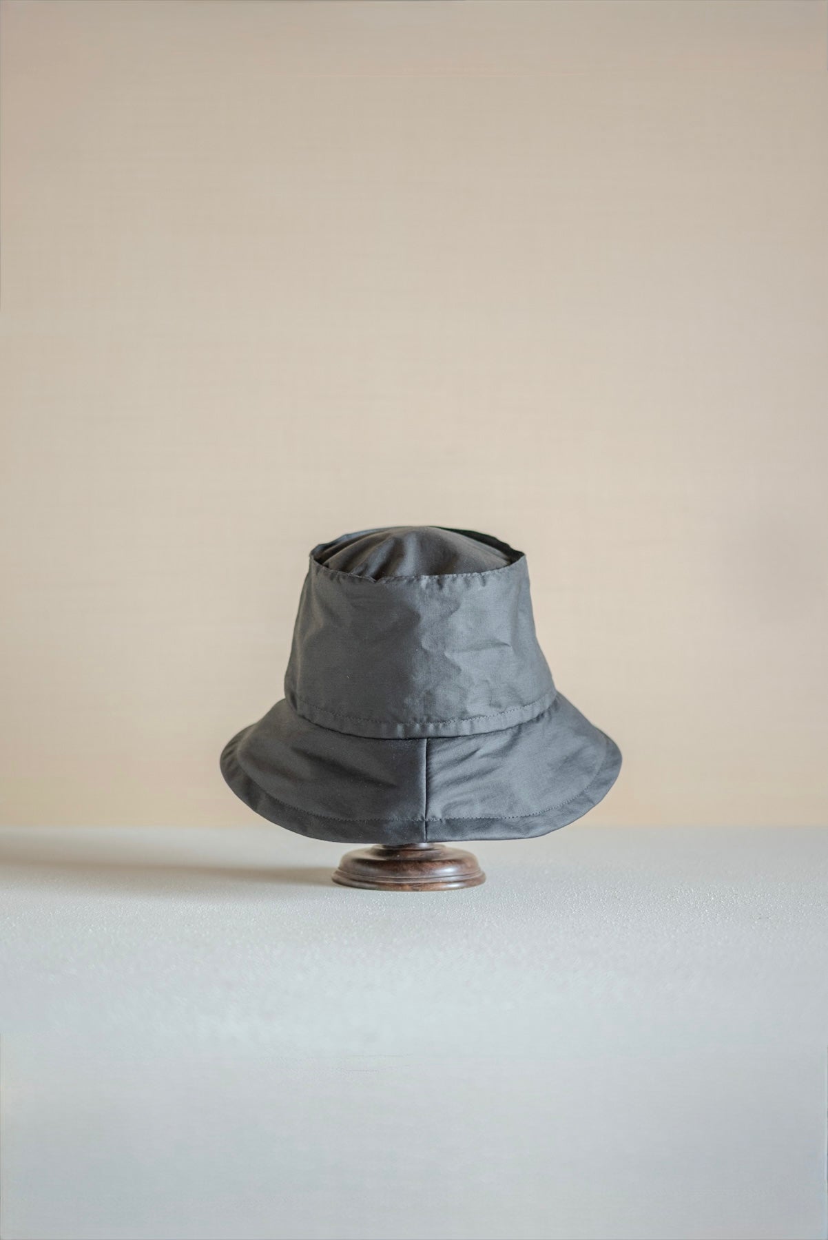 JAN-JAN VAN ESSCHE OVERSIZED BUCKET HAT COATED COTTON RIBSTOP OFF BLACK