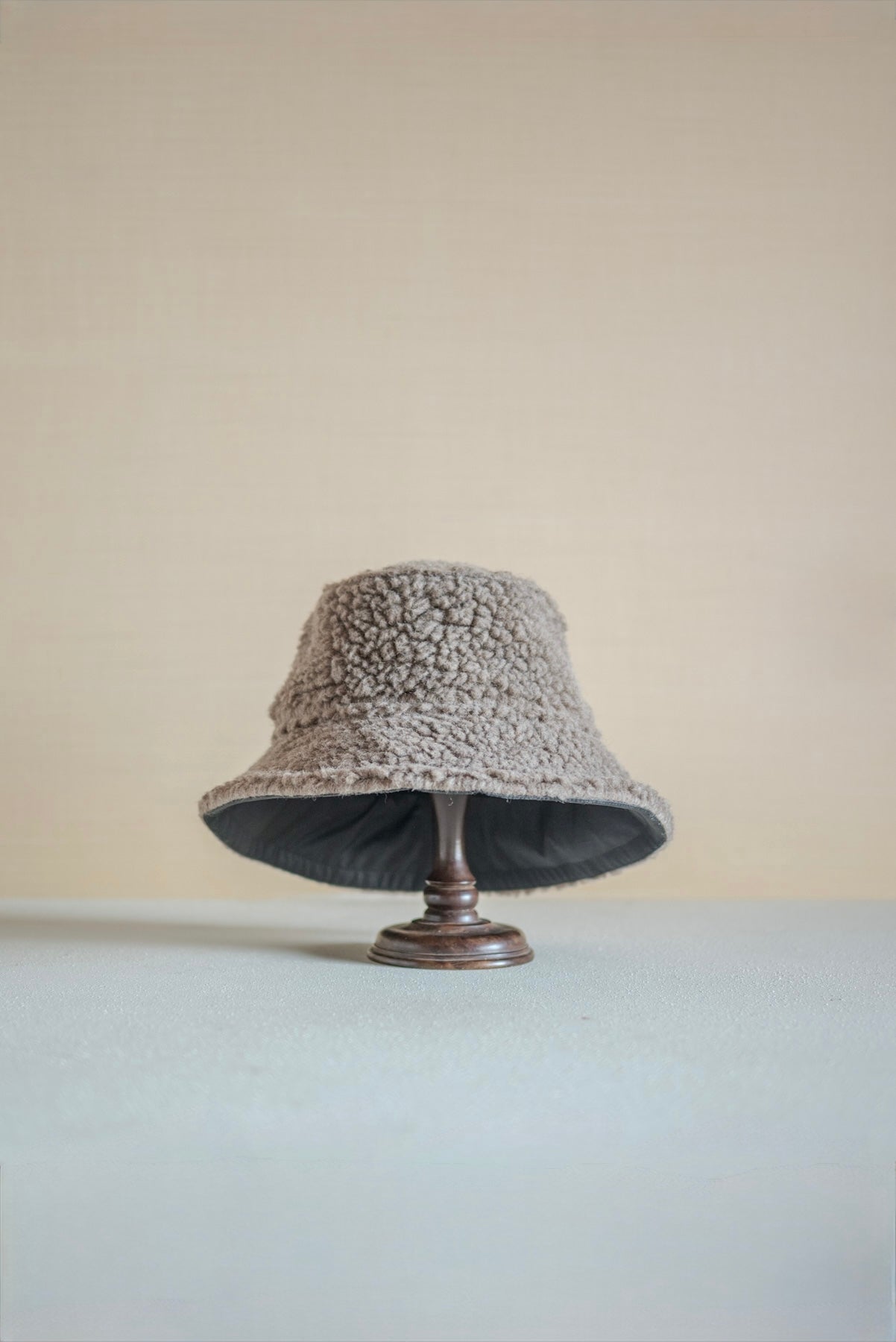 JAN-JAN VAN ESSCHE OVERSIZED BUCKET HAT TEDDY NATURAL GREY