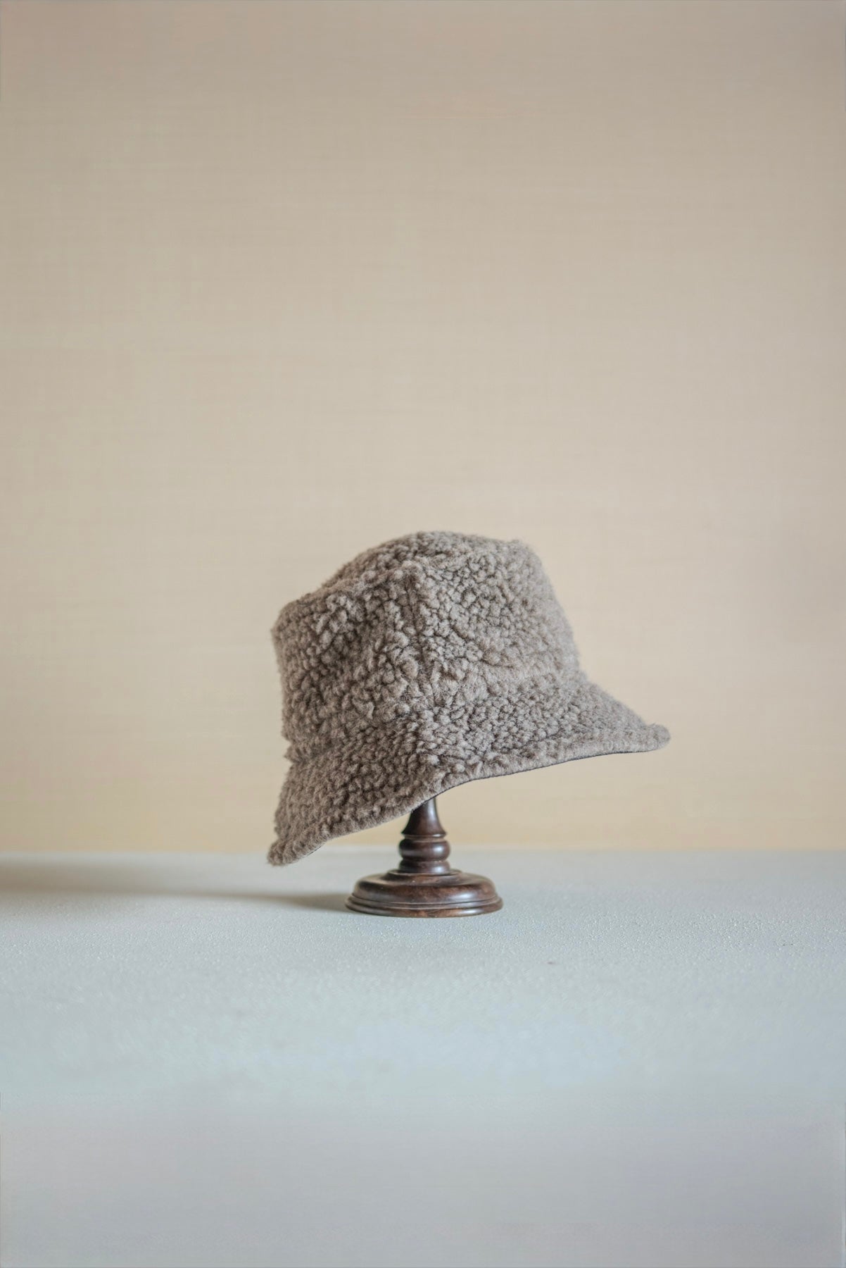 JAN-JAN VAN ESSCHE OVERSIZED BUCKET HAT TEDDY NATURAL GREY