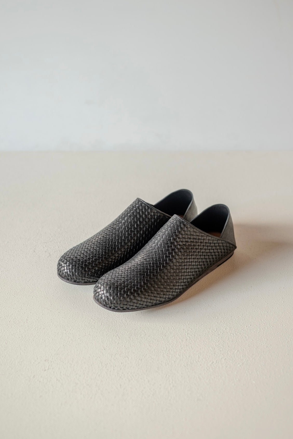 JAN-JAN VAN ESSCHE × PETROSOLAUM BABOUCHE TISSÉE À LA MAIN NOIR