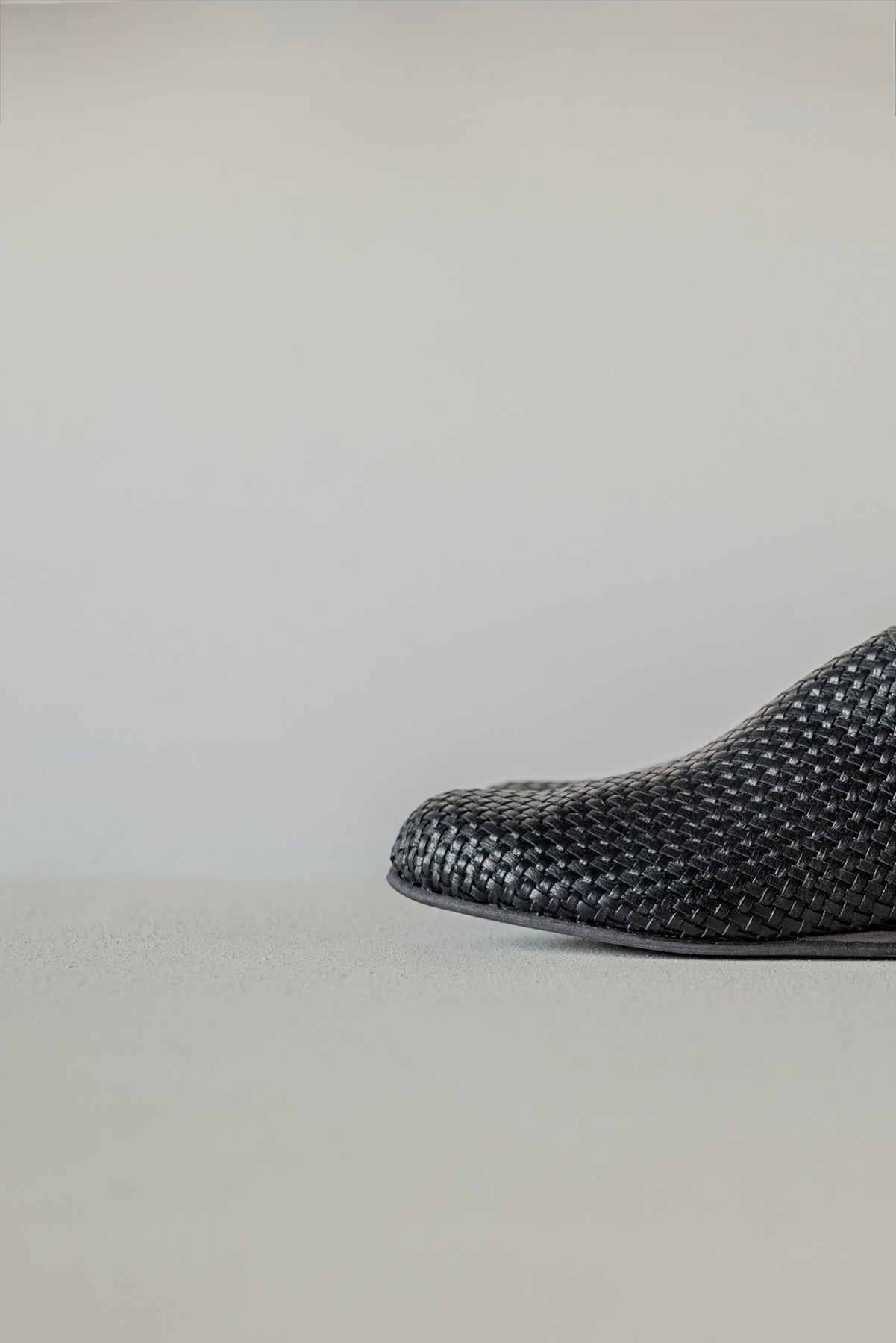 JAN-JAN VAN ESSCHE × PETROSOLAUM BABOUCHE TISSÉE À LA MAIN NOIR