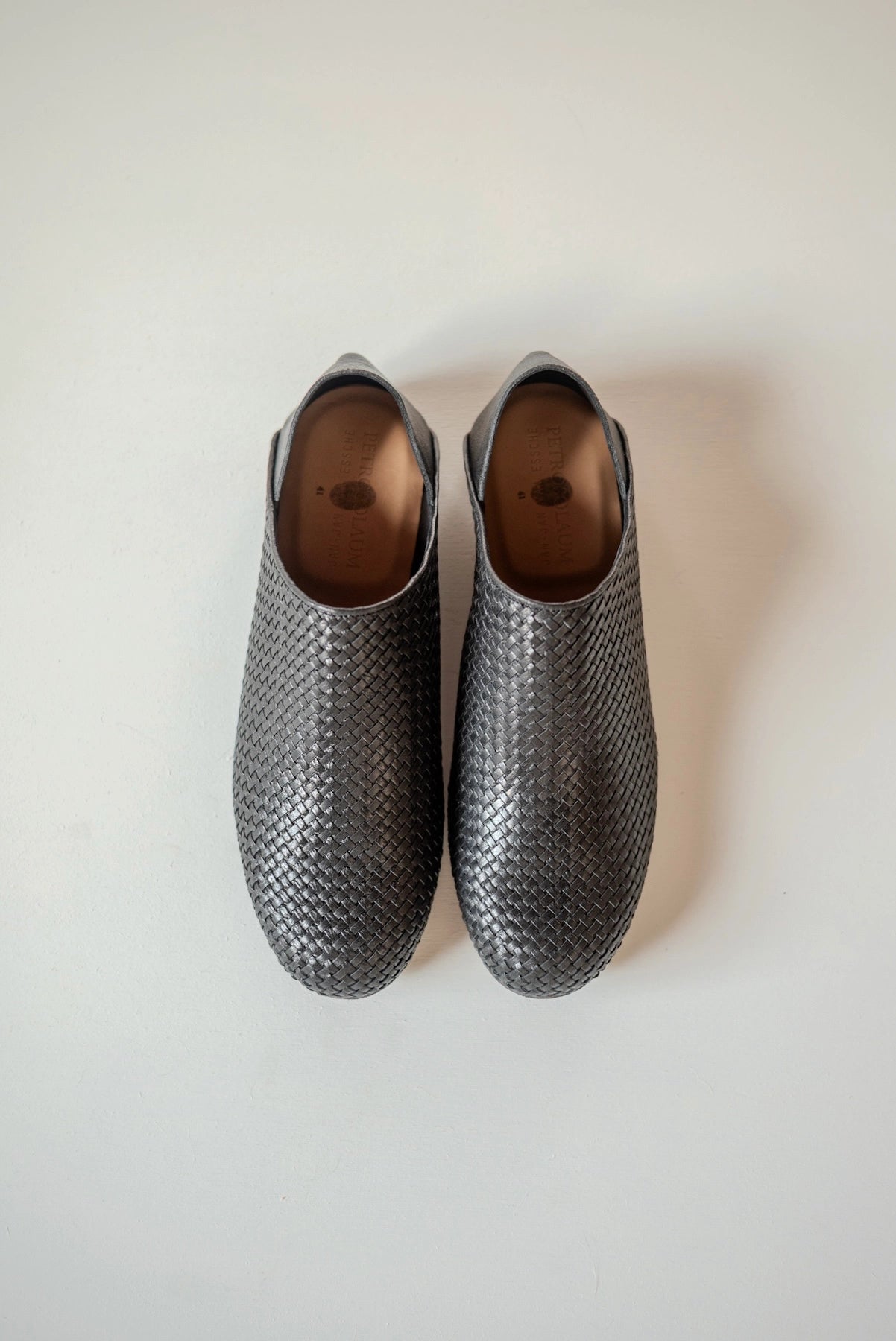JAN-JAN VAN ESSCHE × PETROSOLAUM BABOUCHE TISSÉE À LA MAIN NOIR