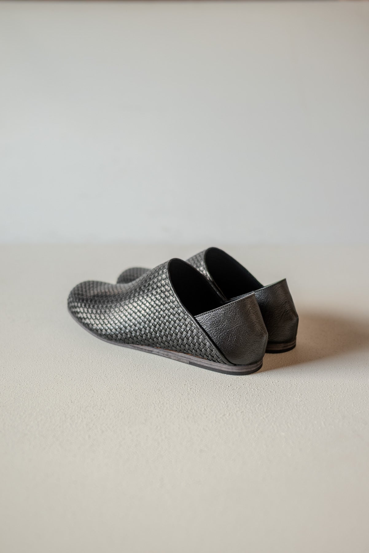 JAN-JAN VAN ESSCHE × PETROSOLAUM BABOUCHE TISSÉE À LA MAIN NOIR
