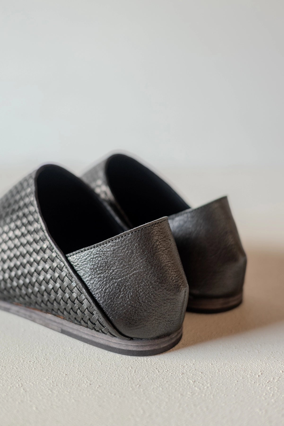 JAN-JAN VAN ESSCHE × PETROSOLAUM BABOUCHE TISSÉE À LA MAIN NOIR