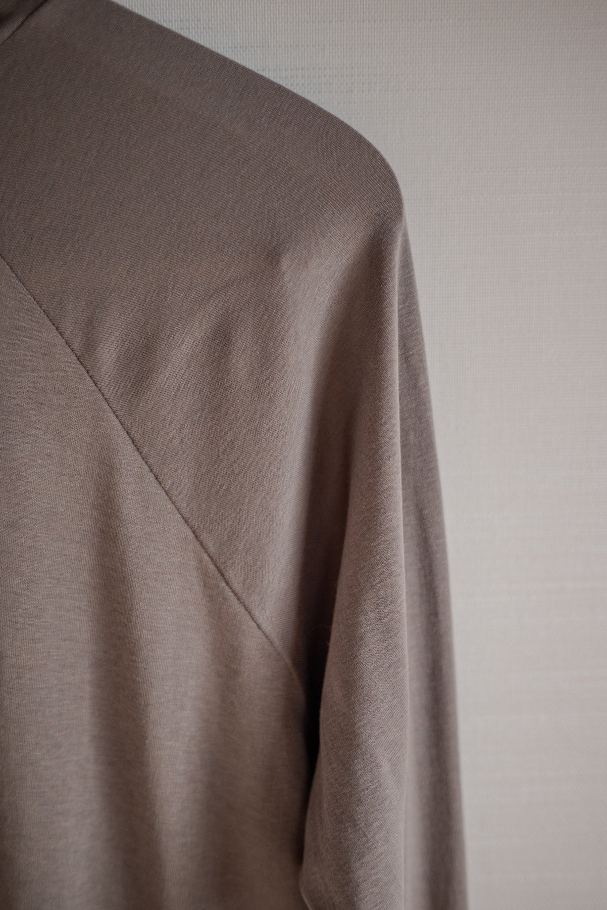 JAN-JAN VAN ESSCHE REGULAR FIT TURTLE NECK TEE COTTON SILK RIB DOVE