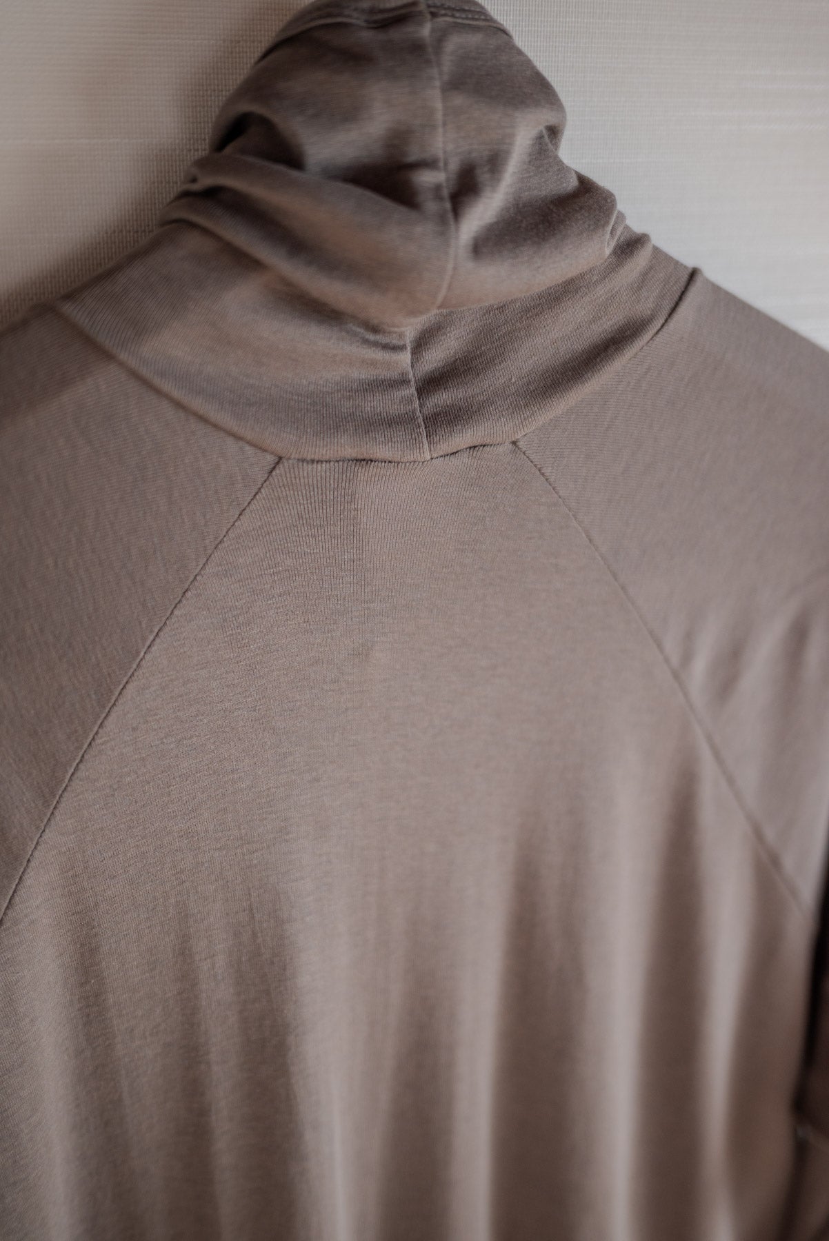 JAN-JAN VAN ESSCHE REGULAR FIT TURTLE NECK TEE COTTON SILK RIB DOVE