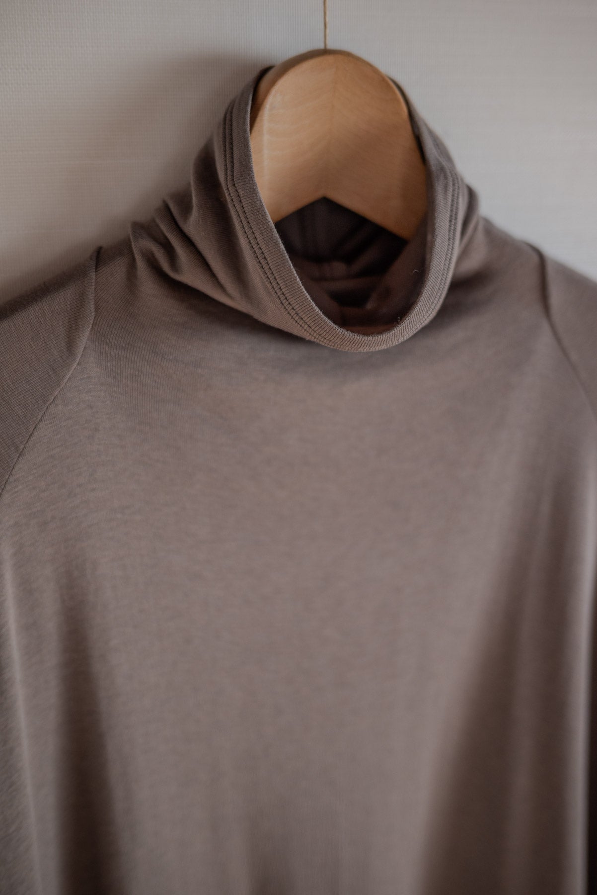 JAN-JAN VAN ESSCHE REGULAR FIT TURTLE NECK TEE COTTON SILK RIB DOVE
