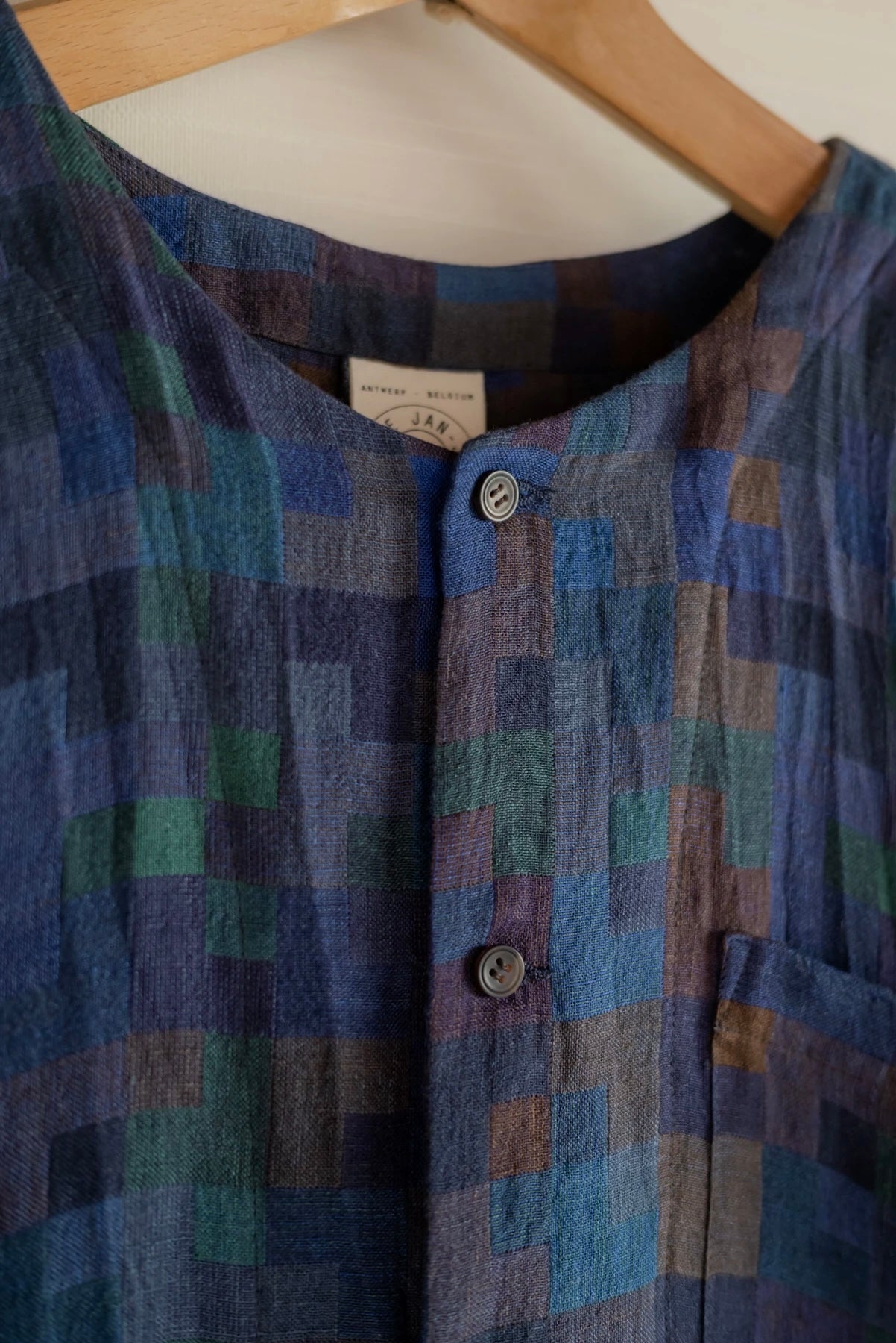 JAN-JAN VAN ESSCHE SHORT COLLARLESS SHIRT LINEN DOUBLE CLOTH PUZZLE