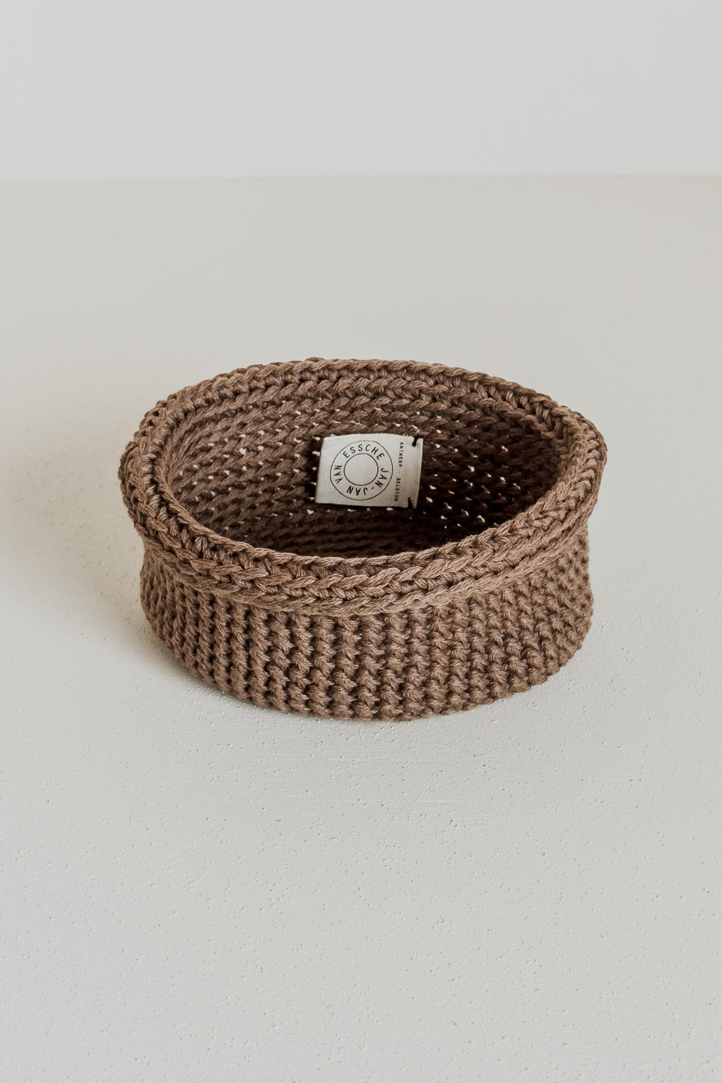 BONNET CROCHETÉ MAIN JAN-JAN VAN ESSCHE EN LAINE DE CHAMEAU NATURELLE