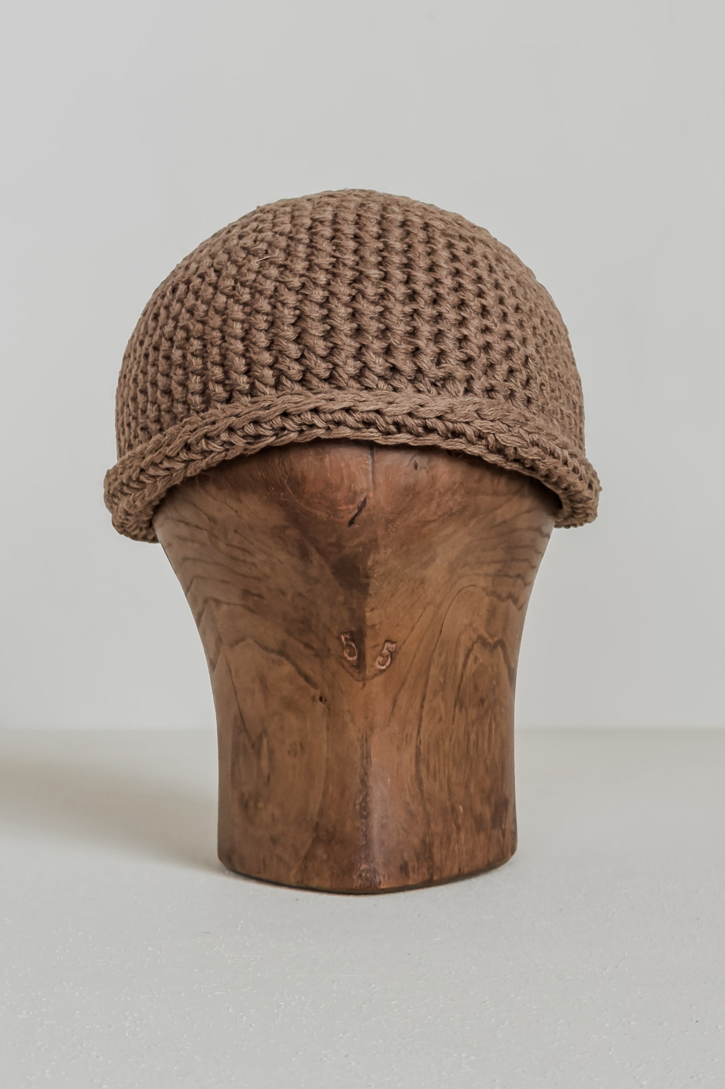 BONNET CROCHETÉ MAIN JAN-JAN VAN ESSCHE EN LAINE DE CHAMEAU NATURELLE