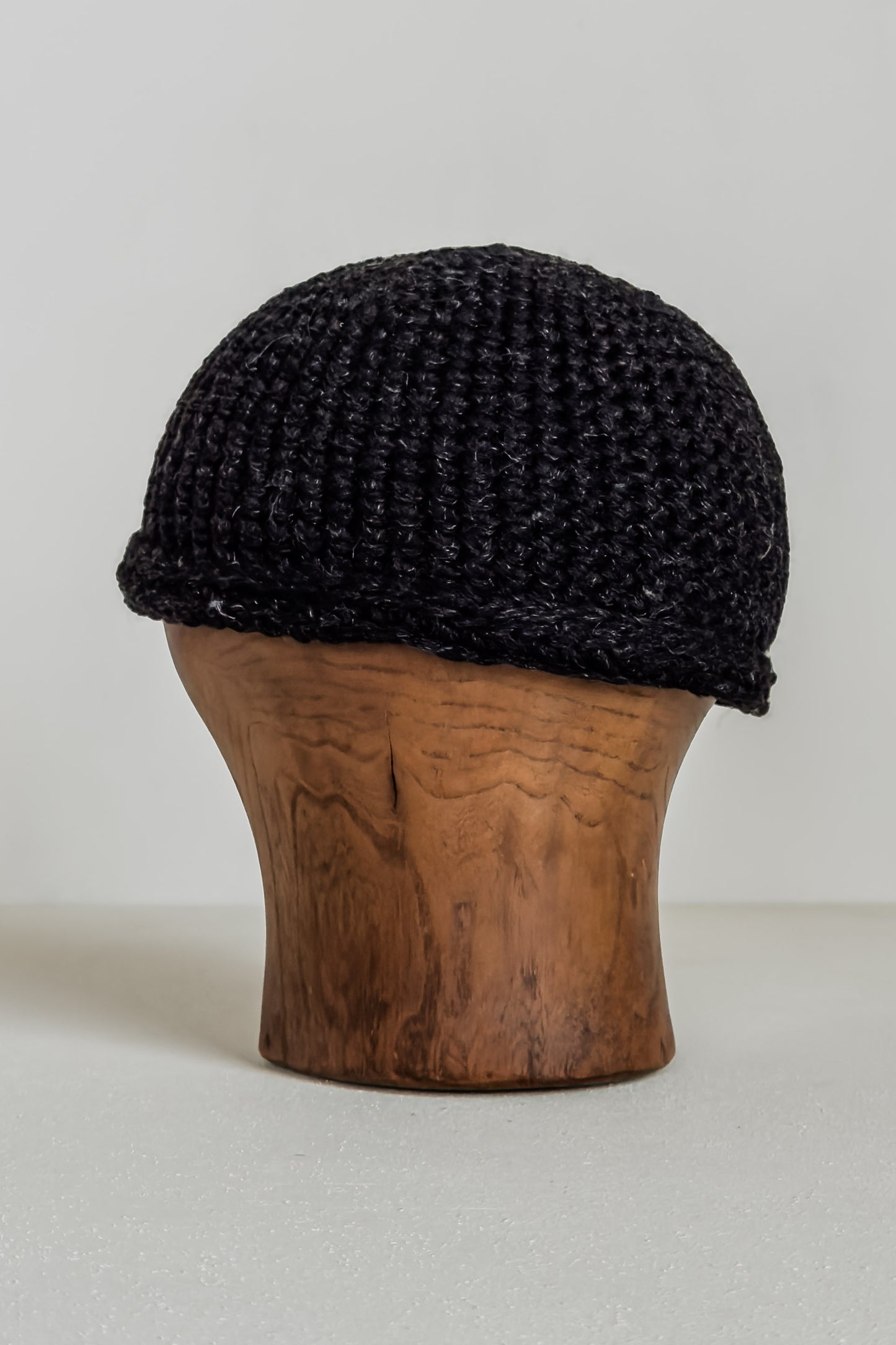 BONNET CROCHETÉ MAIN JAN-JAN VAN ESSCHE EN LAINE LINO ANTHRACITE