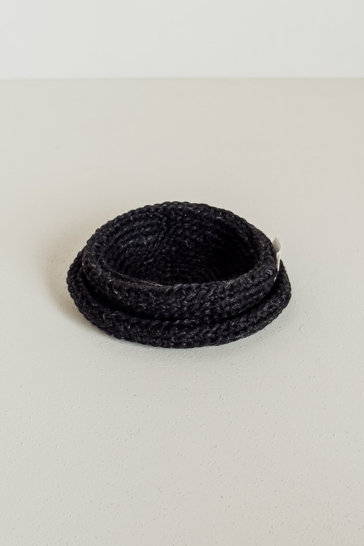 BONNET CROCHETÉ MAIN JAN-JAN VAN ESSCHE EN LAINE LINO ANTHRACITE