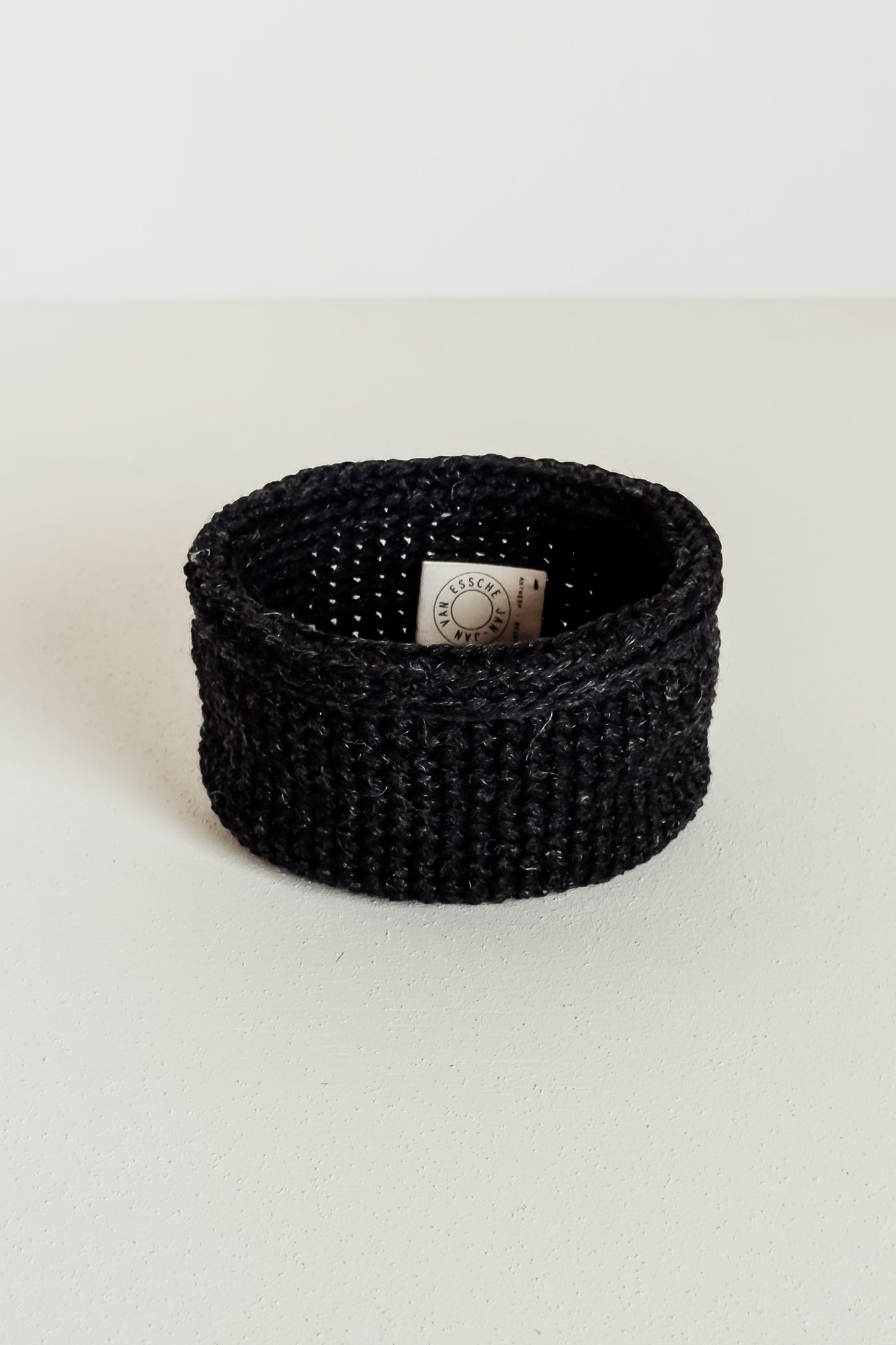 BONNET CROCHETÉ MAIN JAN-JAN VAN ESSCHE EN LAINE LINO ANTHRACITE