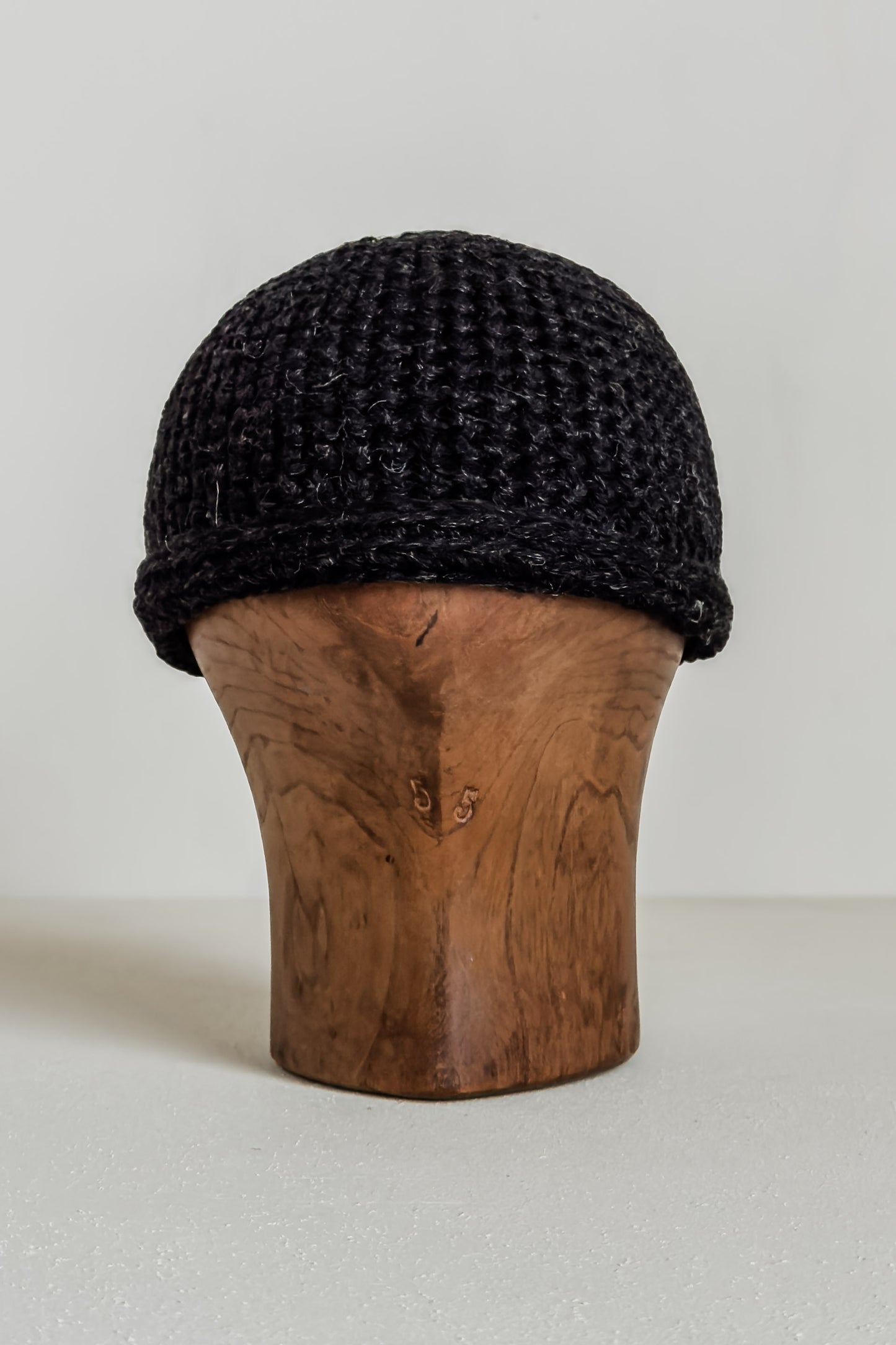 BONNET CROCHETÉ MAIN JAN-JAN VAN ESSCHE EN LAINE LINO ANTHRACITE