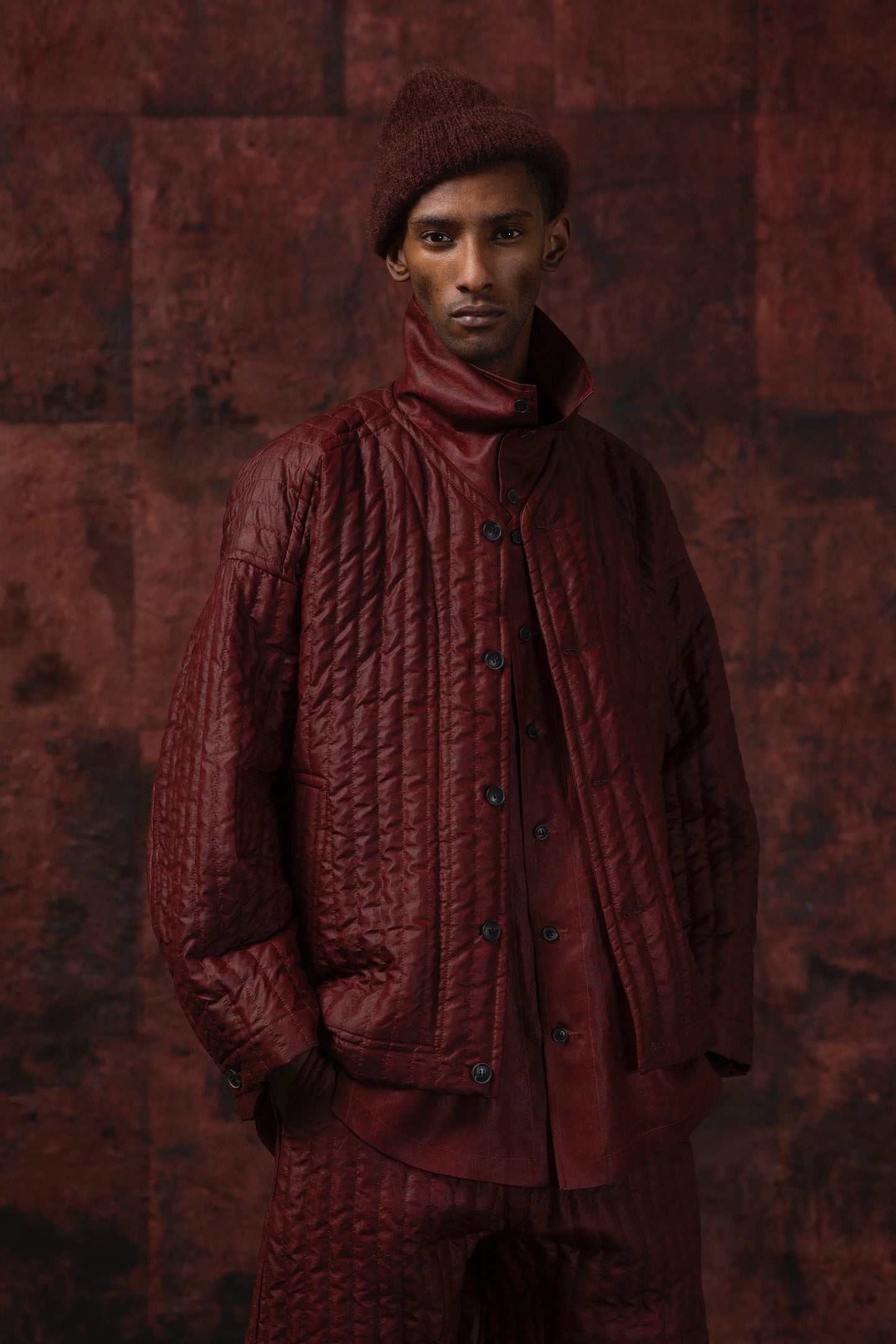 JAN-JAN VAN ESSCHE COLLARLESS PADDED JACKET SHULIANG SILK PADDED OXBLOOD