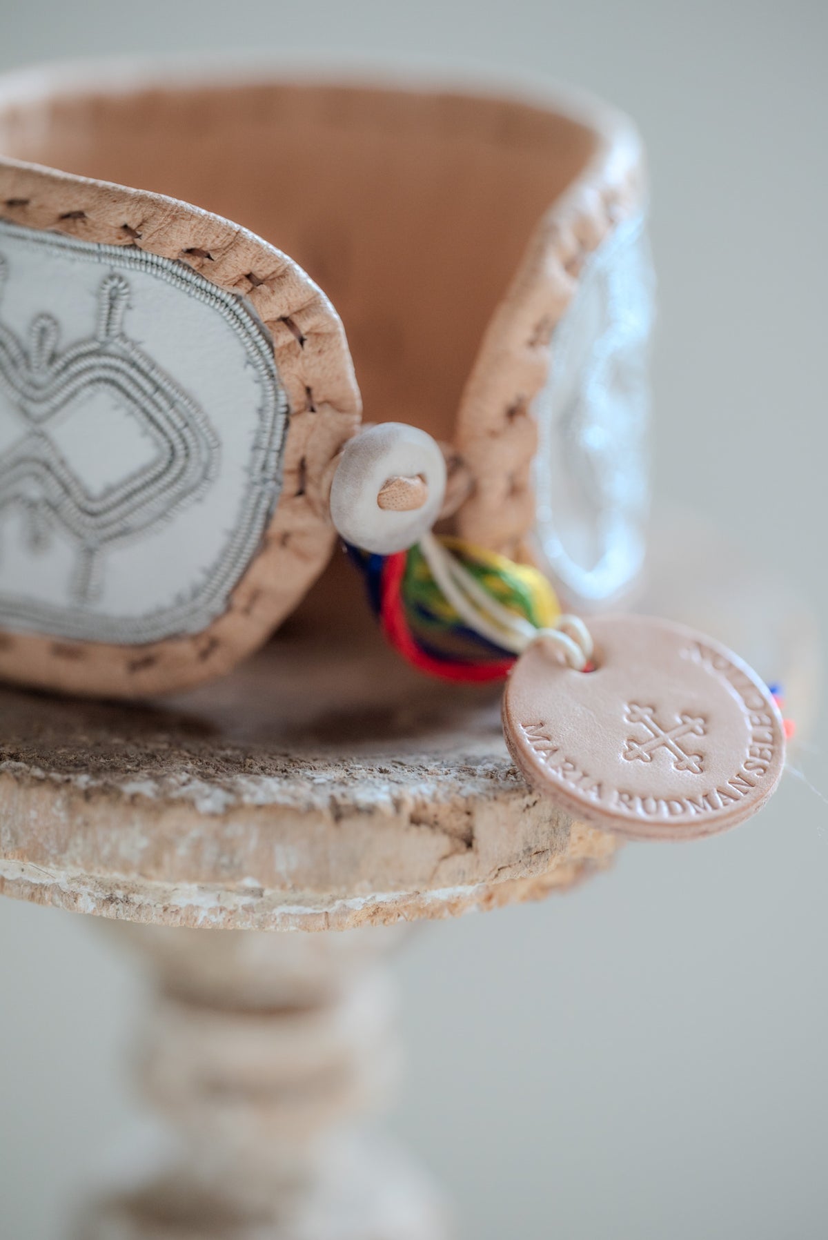 MARIA RUDMAN Authentic Collection Tan×White wide bracelet – detail