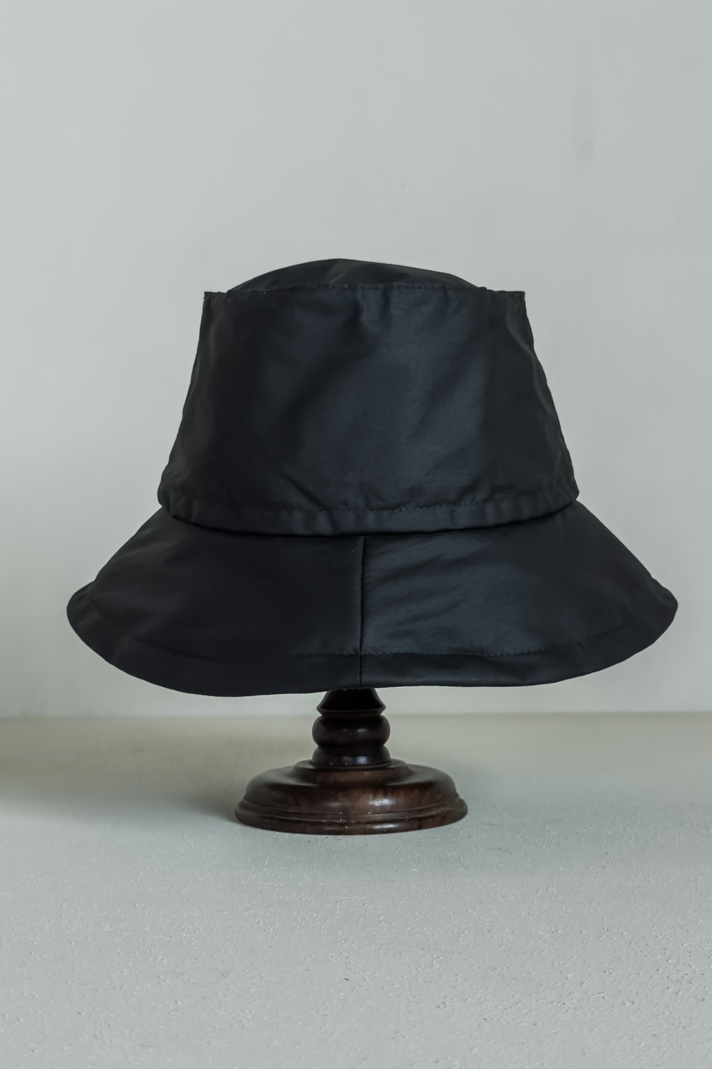 JAN-JAN VAN ESSCHE OVERSIZED BUCKET HAT COATED COTTON RIBSTOP OFF BLACK