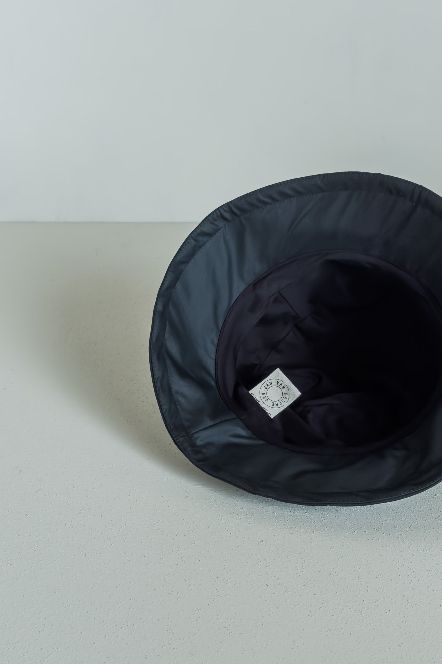 JAN-JAN VAN ESSCHE OVERSIZED BUCKET HAT COATED COTTON RIBSTOP OFF BLACK