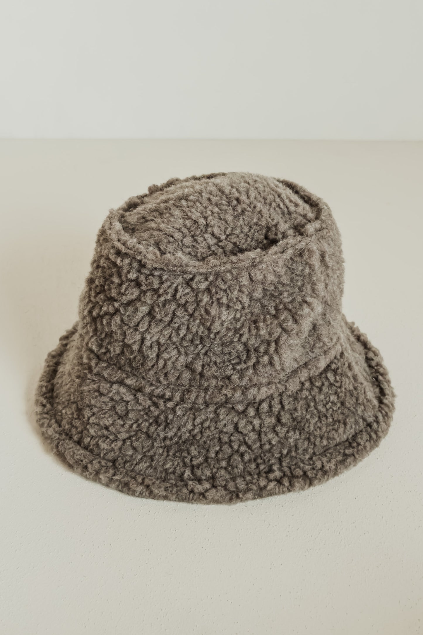 JAN-JAN VAN ESSCHE OVERSIZED BUCKET HAT TEDDY NATURAL GREY