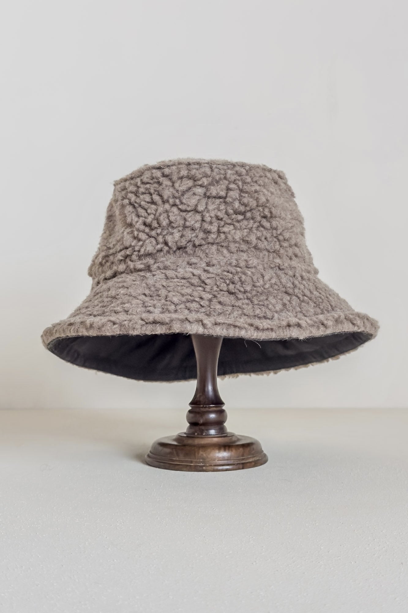 JAN-JAN VAN ESSCHE OVERSIZED BUCKET HAT TEDDY NATURAL GREY