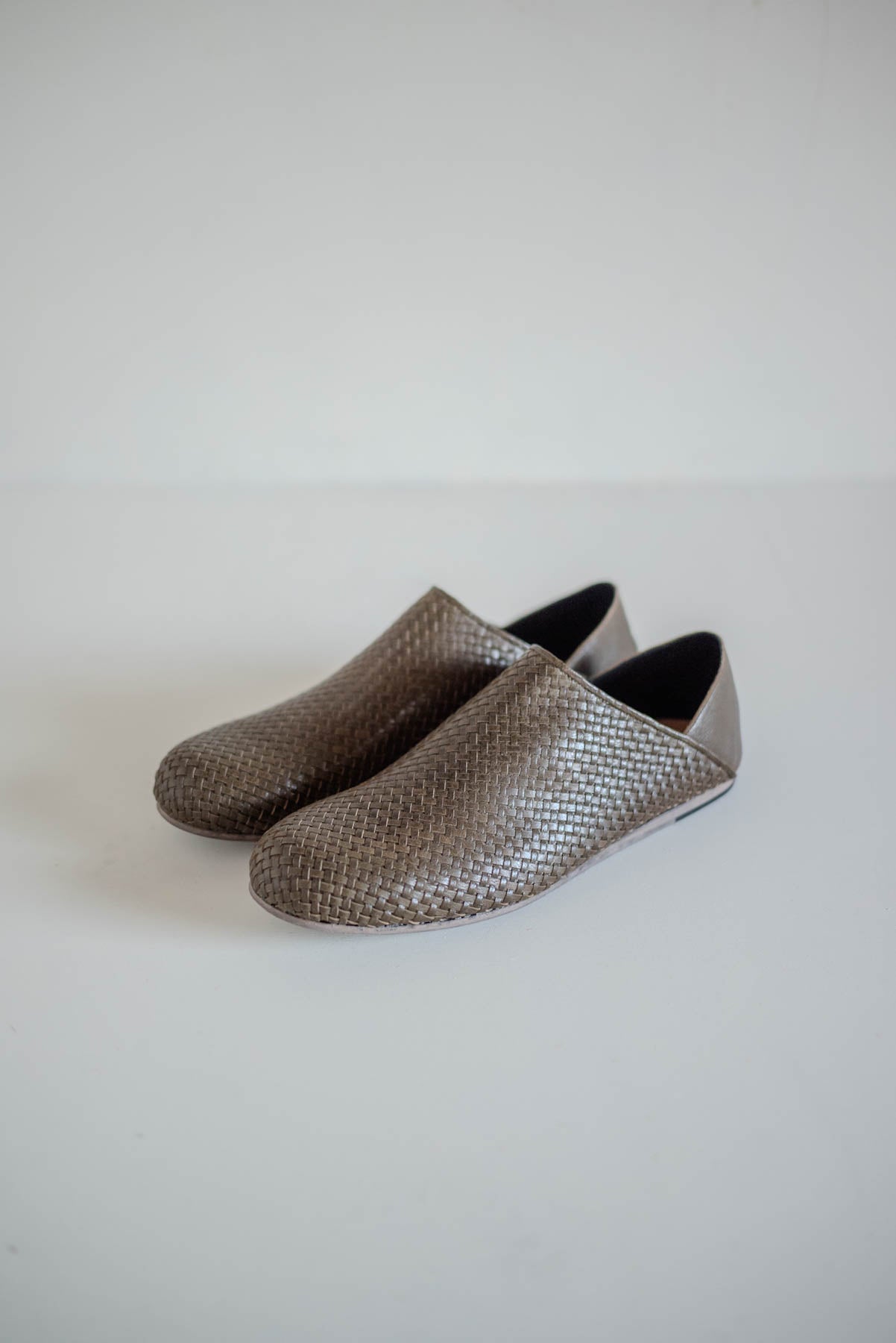 JAN-JAN VAN ESSCHE × PETROSOLAUM BABOUCHE TISSÉE À LA MAIN NOIR