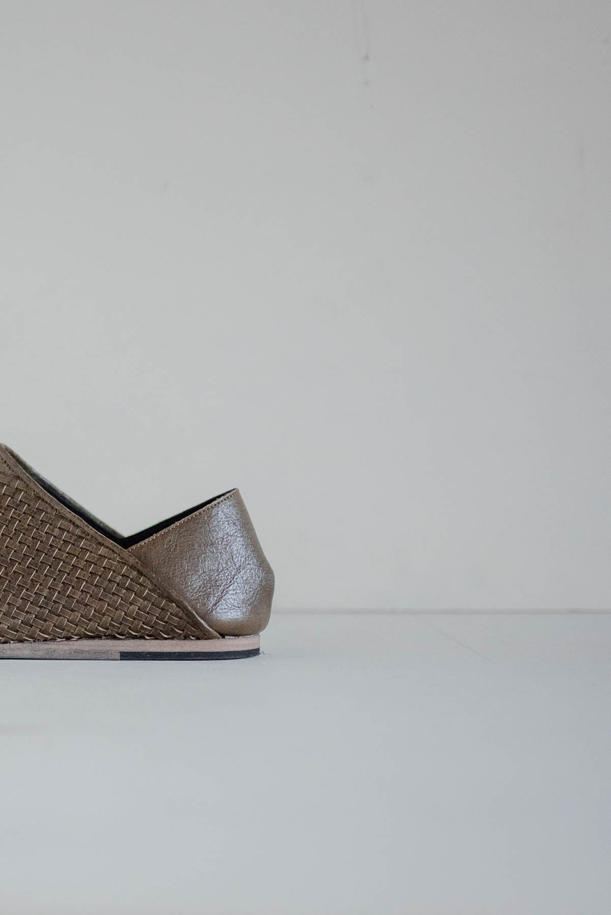 JAN-JAN VAN ESSCHE × PETROSOLAUM BABOUCHE TISSÉE À LA MAIN NOIR