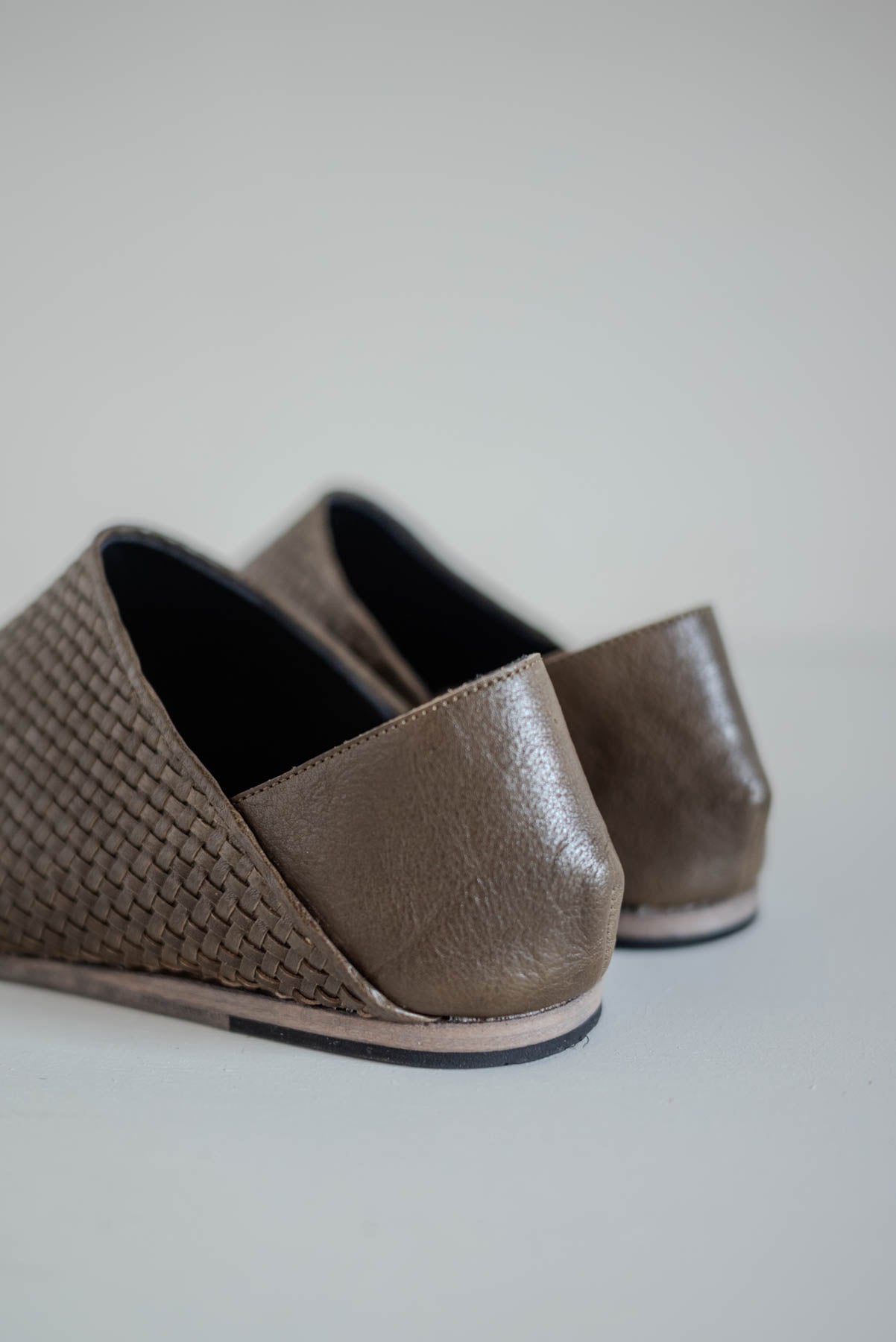 JAN-JAN VAN ESSCHE × PETROSOLAUM BABOUCHE TISSÉE À LA MAIN NOIR