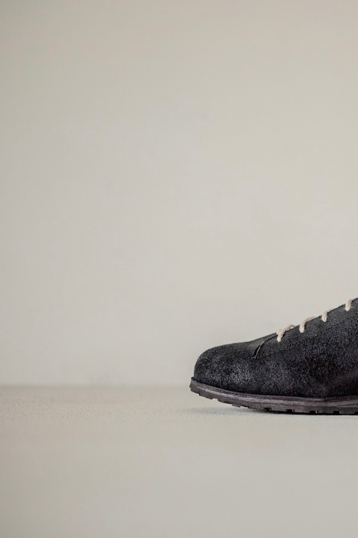 JAN-JAN VAN ESSCHE × PETROSOLAUM BABOUCHE TISSÉE À LA MAIN NOIR