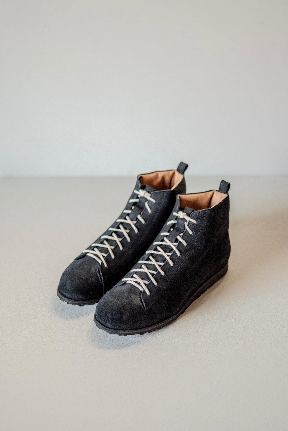 JAN-JAN VAN ESSCHE × PETROSOLAUM BABOUCHE TISSÉE À LA MAIN NOIR